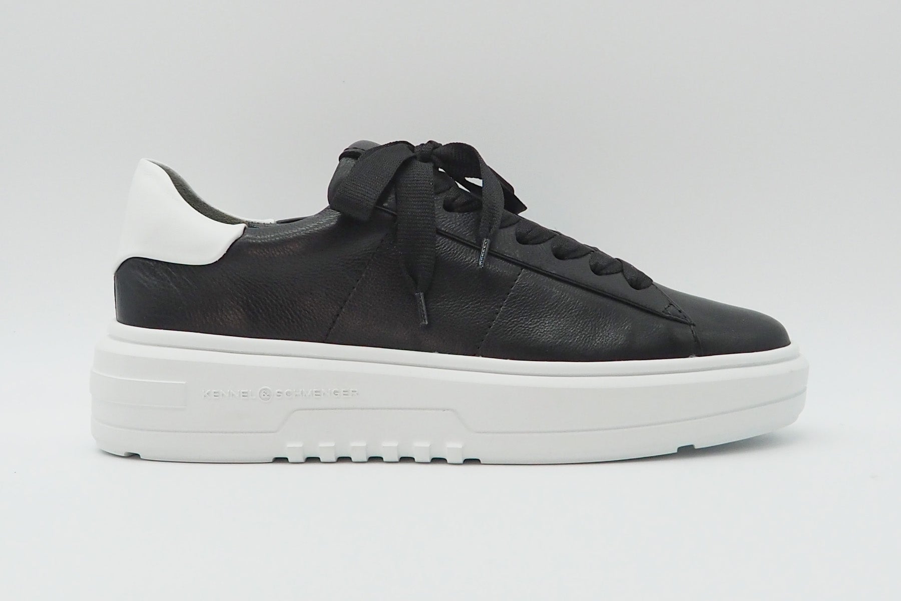 Damen Sneaker aus Leder in Schwarz mit weißer Sohle Damen Sneaker Kennel & Schmenger