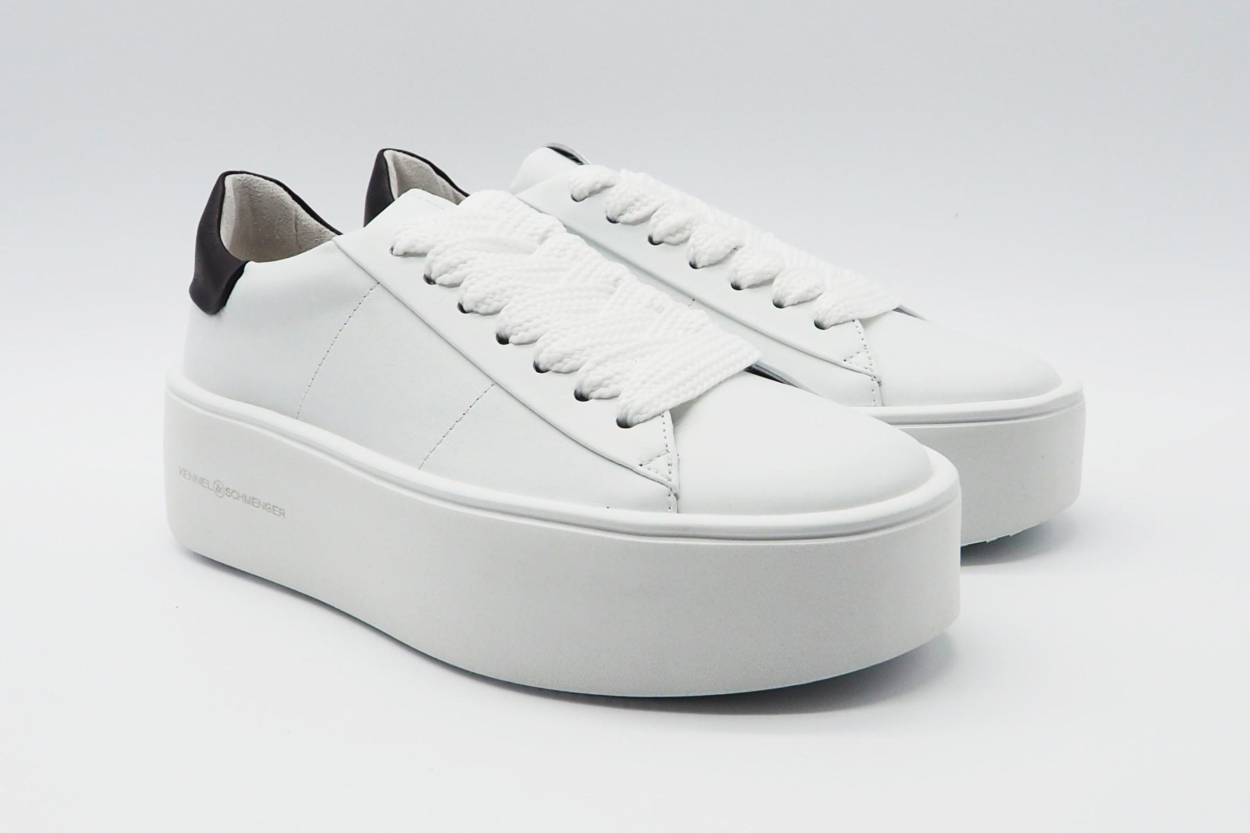 Damen Sneaker aus Leder in Weiß & Schwarz Damen Sneakers Kennel & Schmenger
