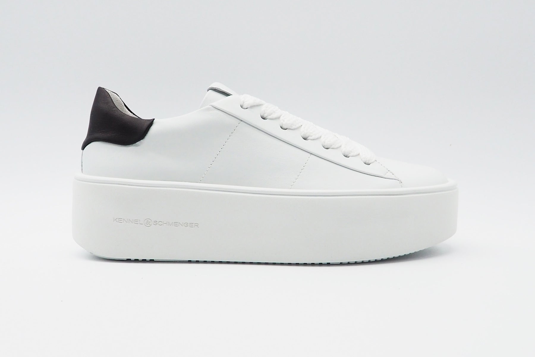 Damen Sneaker aus Leder in Weiß & Schwarz Damen Sneakers Kennel & Schmenger