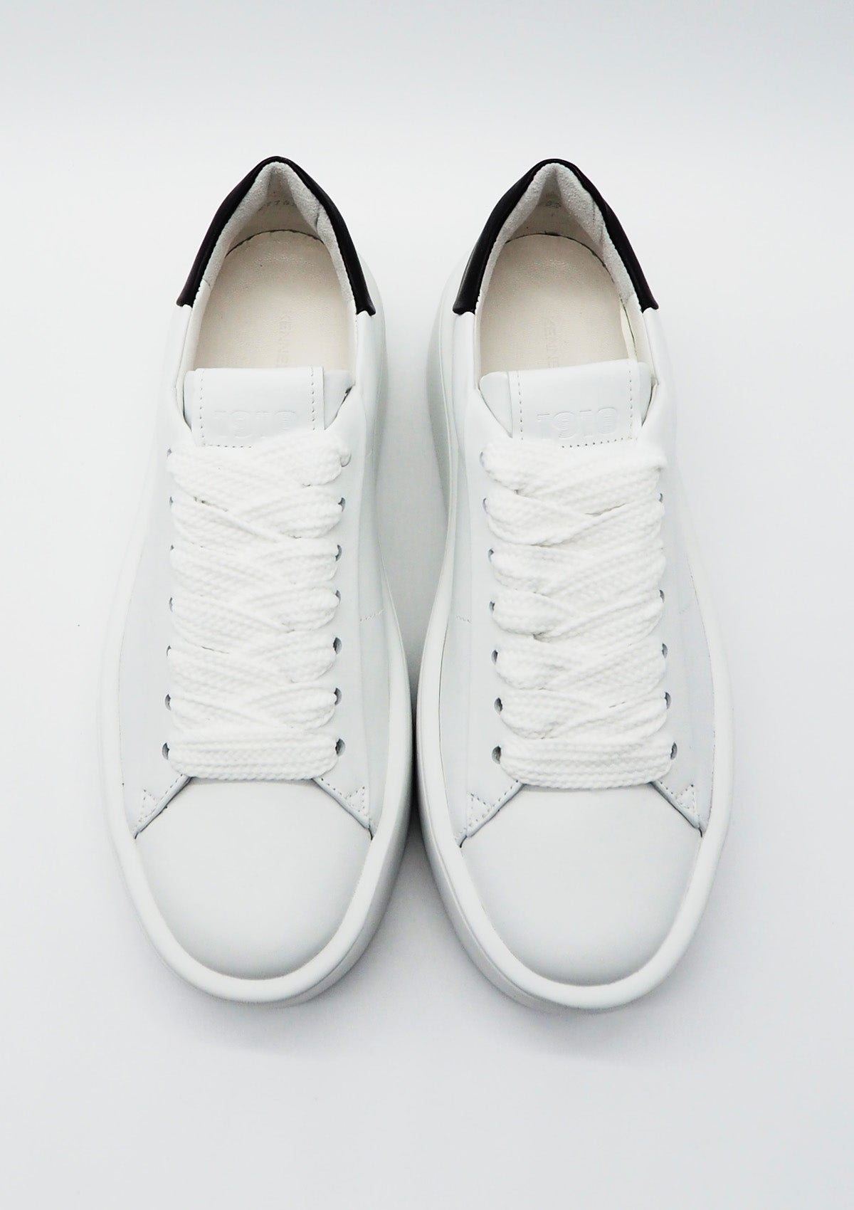 Damen Sneaker aus Leder in Weiß & Schwarz Damen Sneakers Kennel & Schmenger