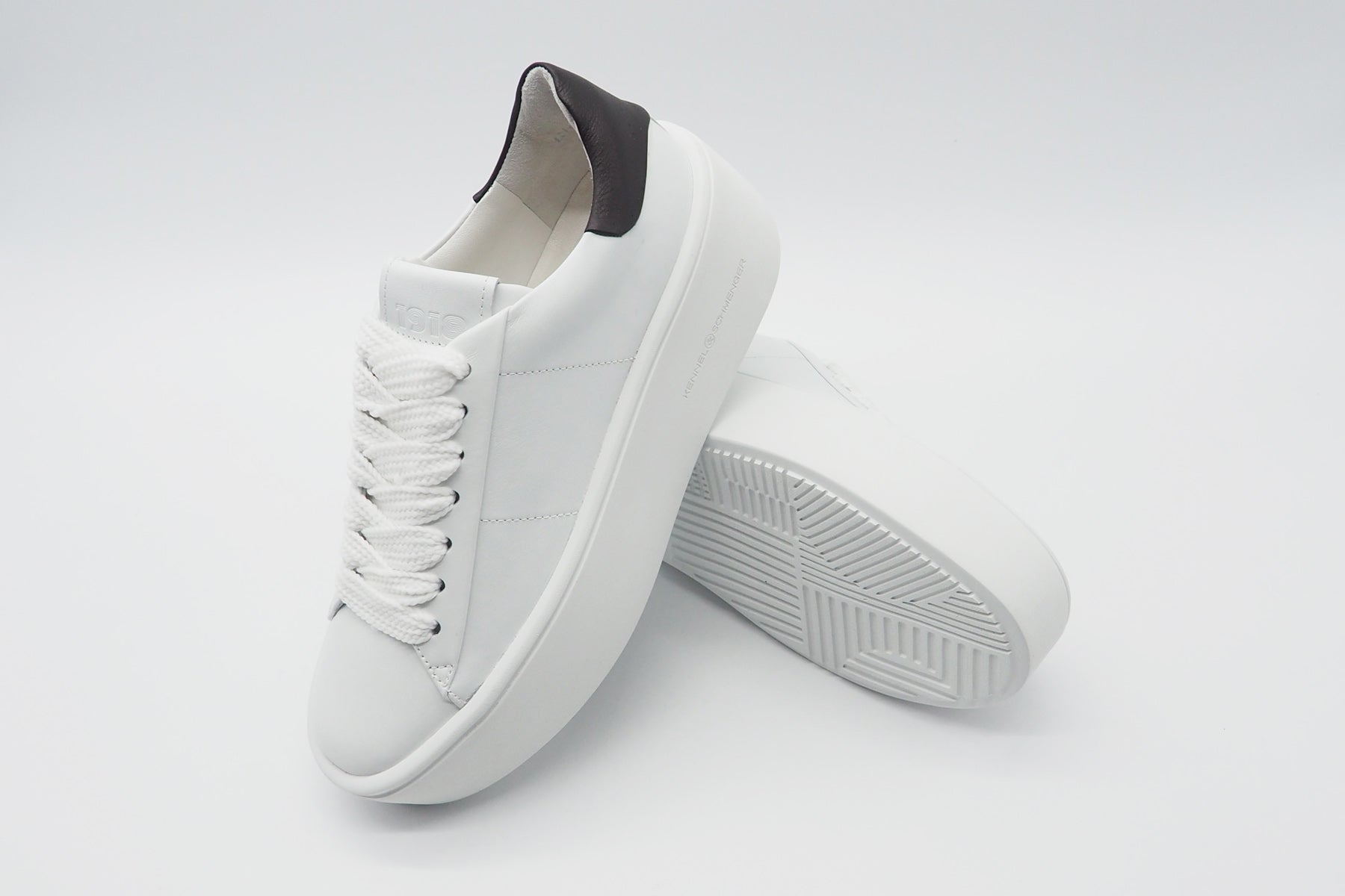 Damen Sneaker aus Leder in Weiß & Schwarz Damen Sneakers Kennel & Schmenger