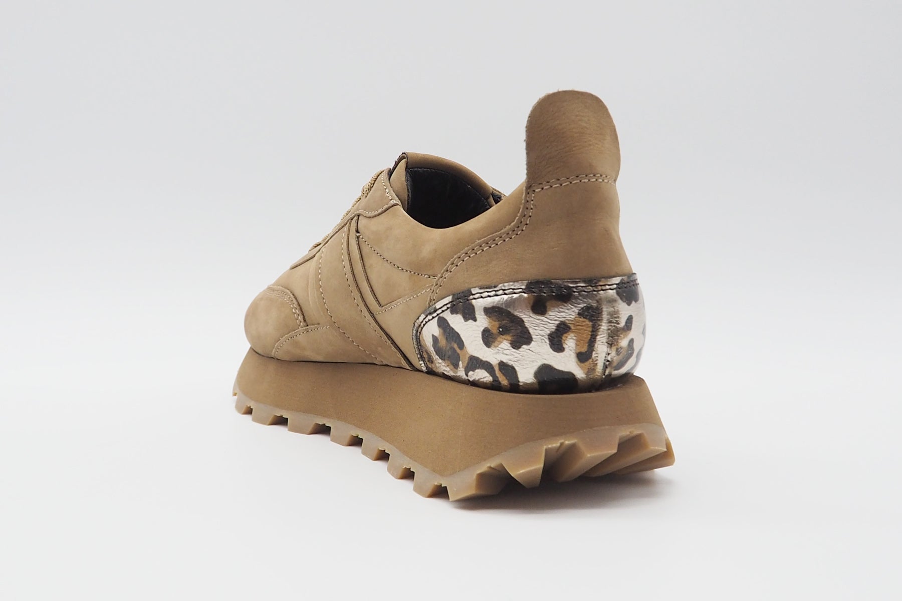 Damen Sneaker aus Nubukleder in Camel mit Leo-Print an der Ferse Damen Sneaker Kennel & Schmenger