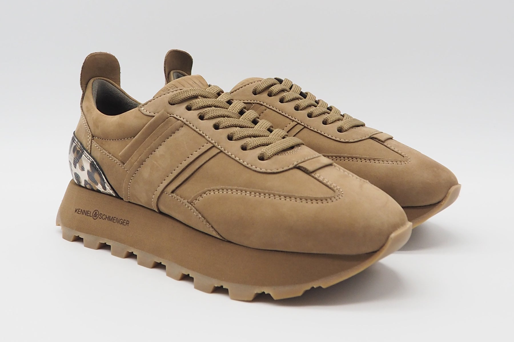 Damen Sneaker aus Nubukleder in Camel mit Leo-Print an der Ferse Damen Sneaker Kennel & Schmenger