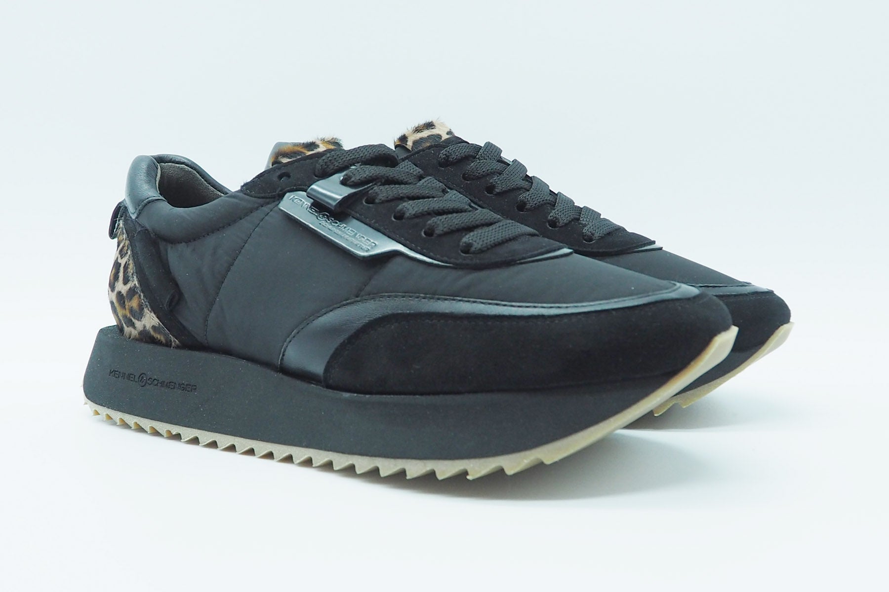 Damen Sneaker aus Veloursleder & Nylon in Schwarz mit Leo-Print an der Ferse Damen Sneaker Kennel & Schmenger