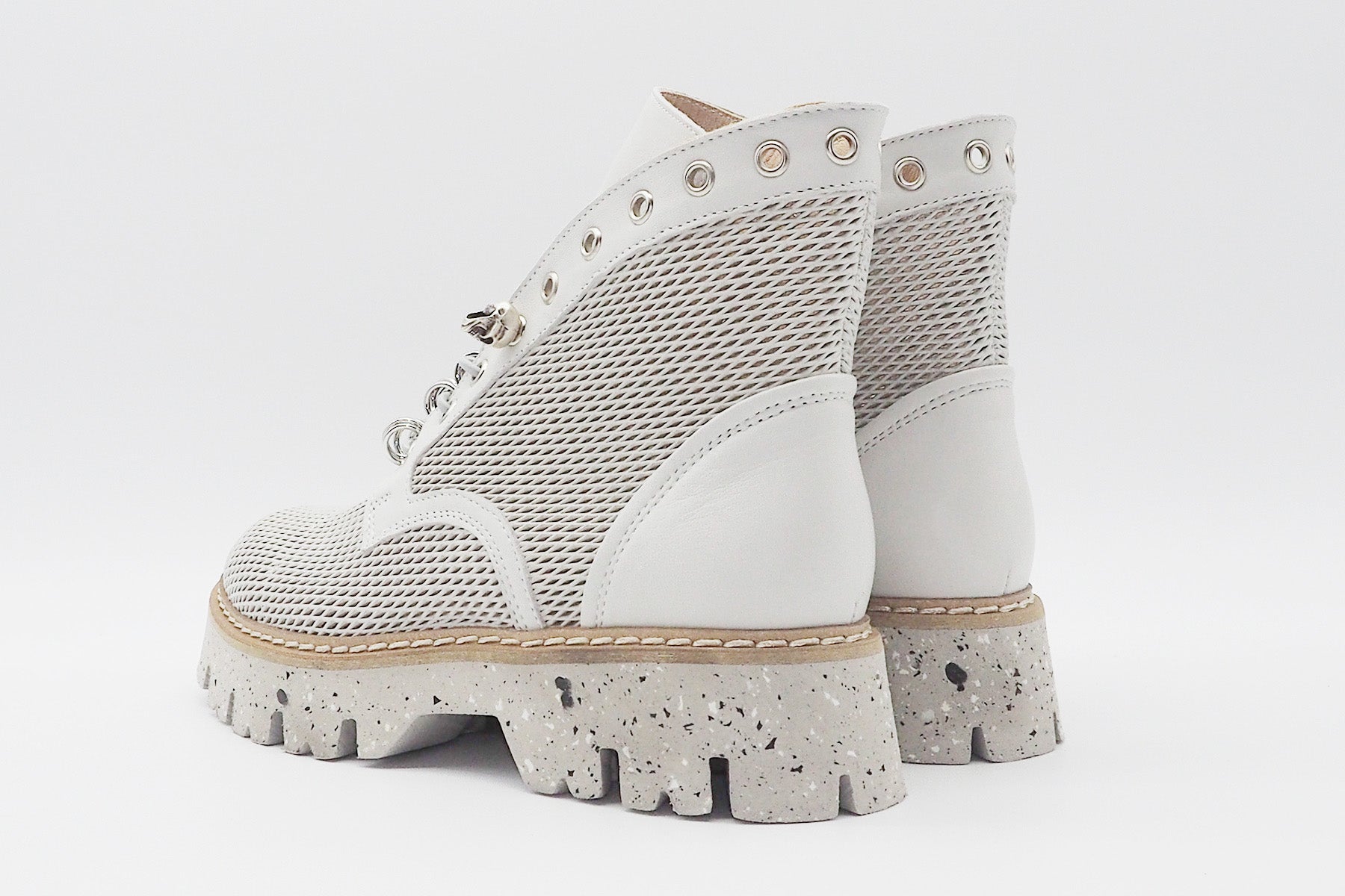 Damen Stiefelette aus gestanztem Leder in Weiß Damen Stiefeletten Fruit