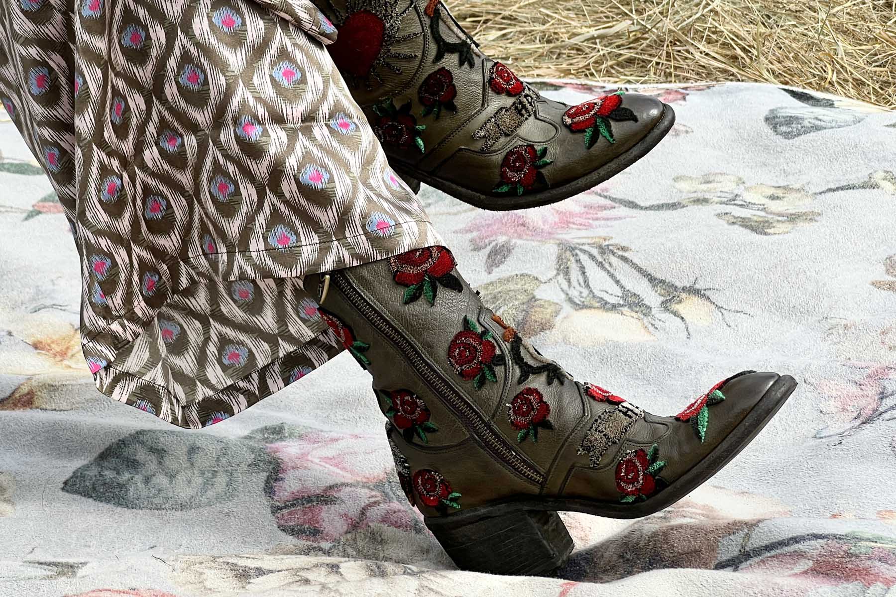 Damen Stiefelette aus Leder mit Applikationen bestickt in Dunkelgrün Damen Stiefeletten Fauzian Jeunesse