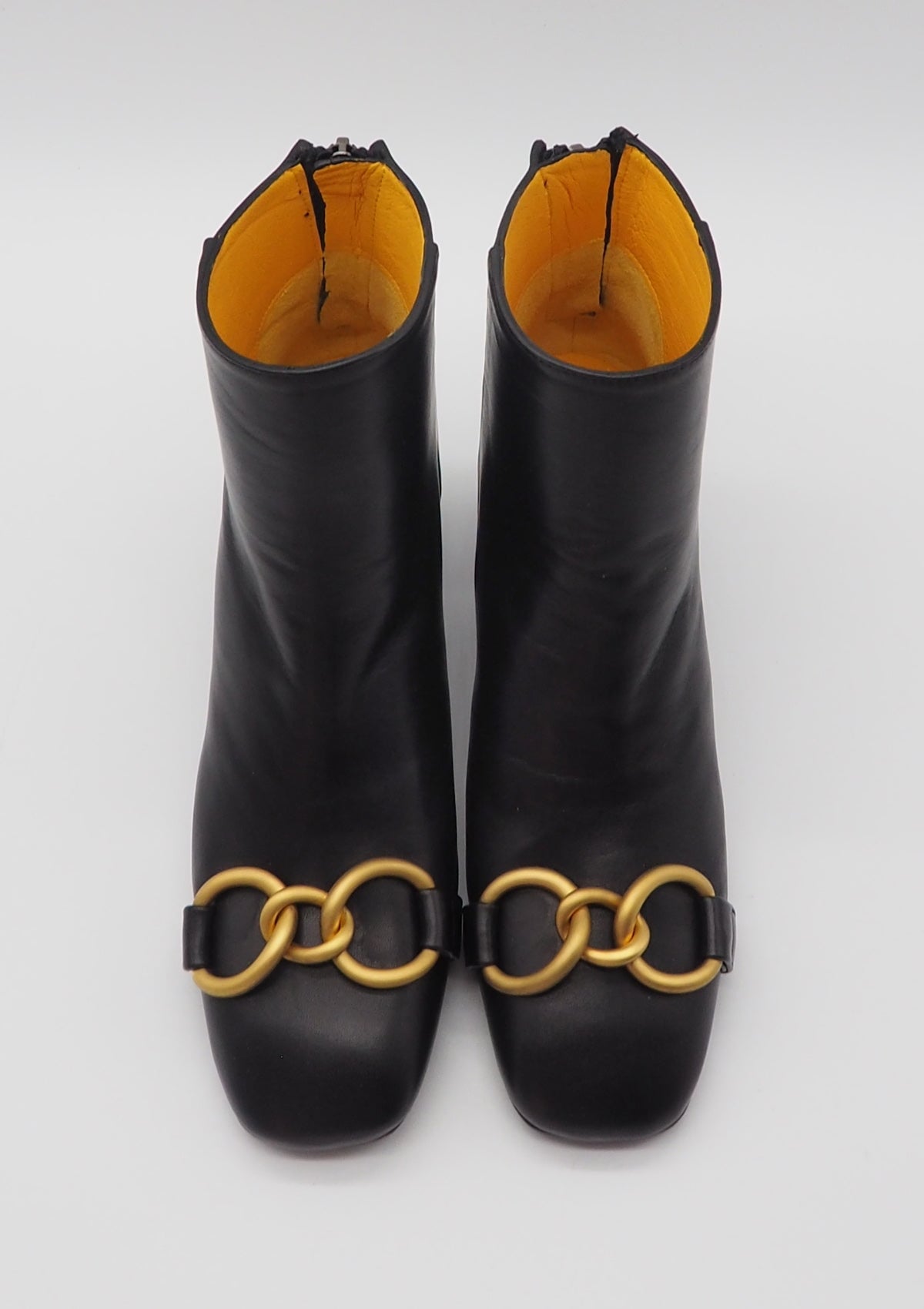 Damen Stiefelette mit Absatz & Goldspange aus Glattleder in Schwarz - Absatz 6cm Damen Stiefeletten Mara Bini