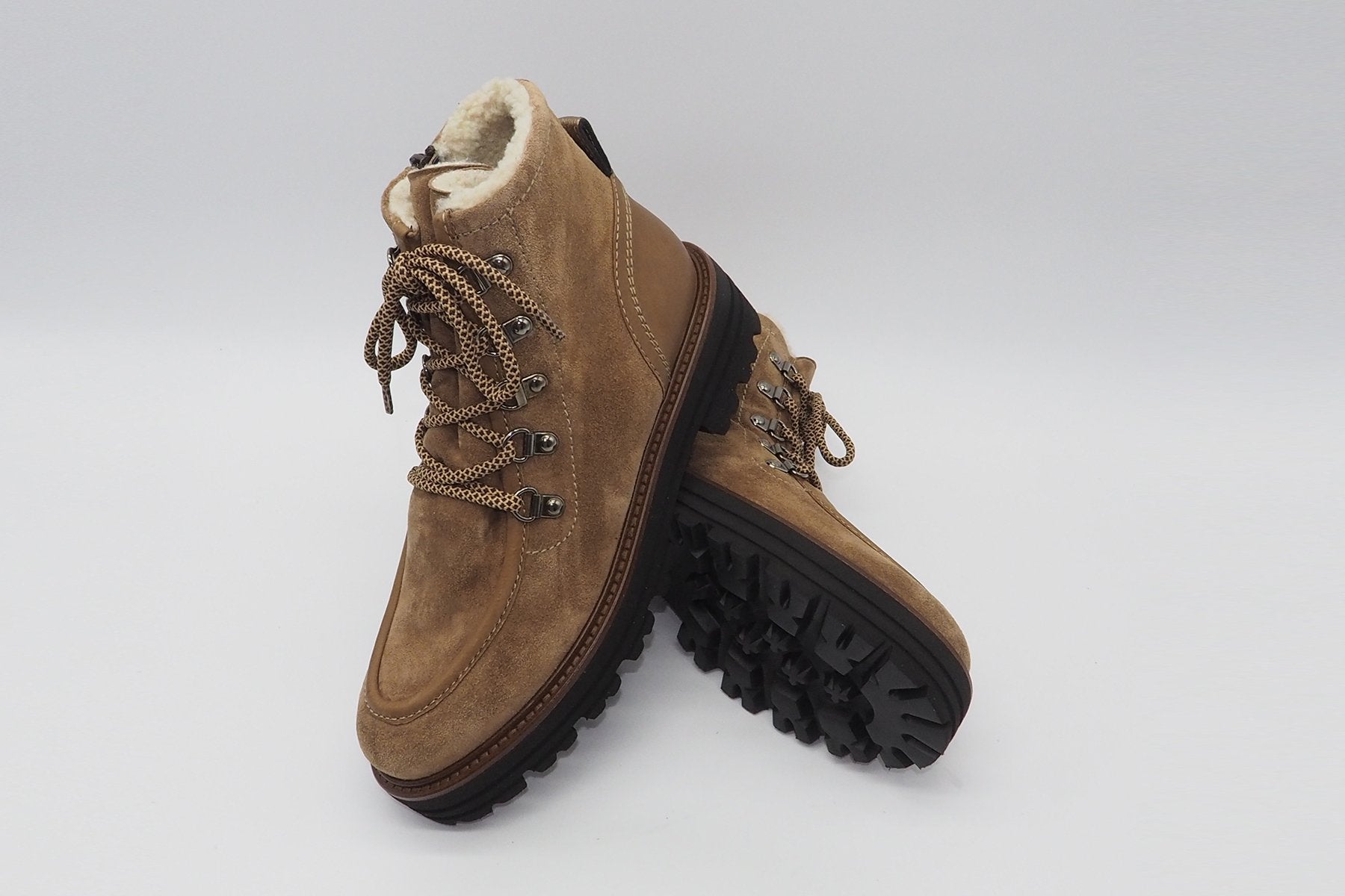 Damen winterlich gefütterte knöchelhohe Schnürstiefelette aus braunem Veloursleder Damen Schnürboots Maripé