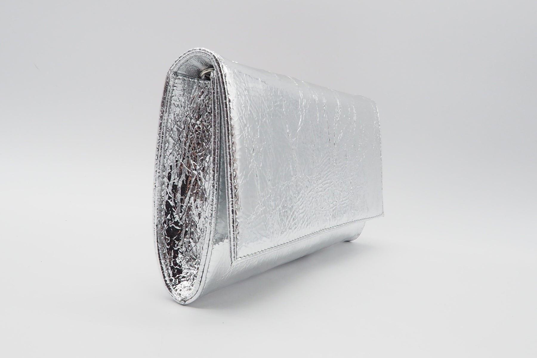 Feine Clutch aus Metallicleder in Silber mit Kette Taschen Clutches Karin