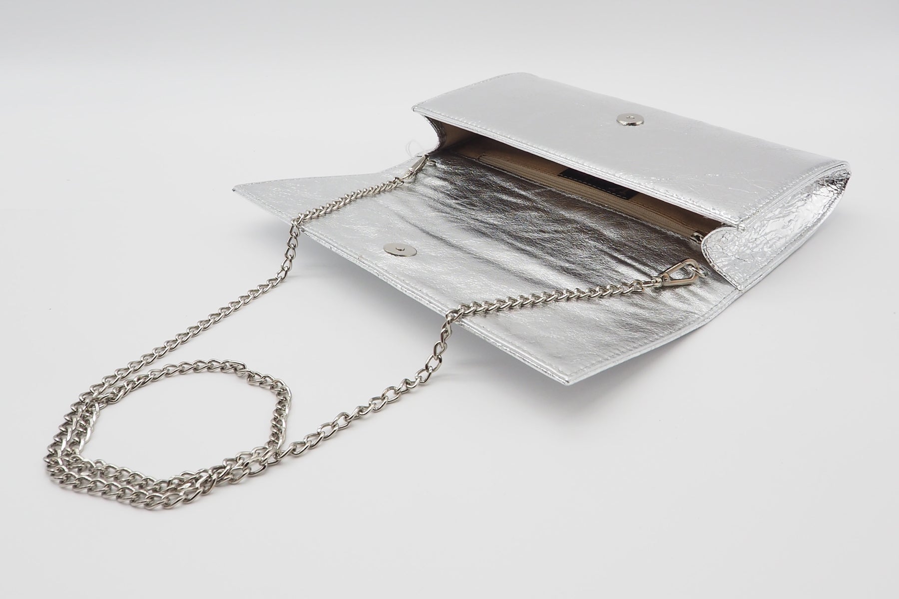 Feine Clutch aus Metallicleder in Silber mit Kette Taschen Clutches Karin
