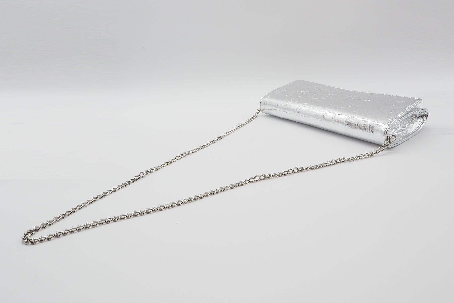 Feine Clutch aus Metallicleder in Silber mit Kette Taschen Clutches Karin