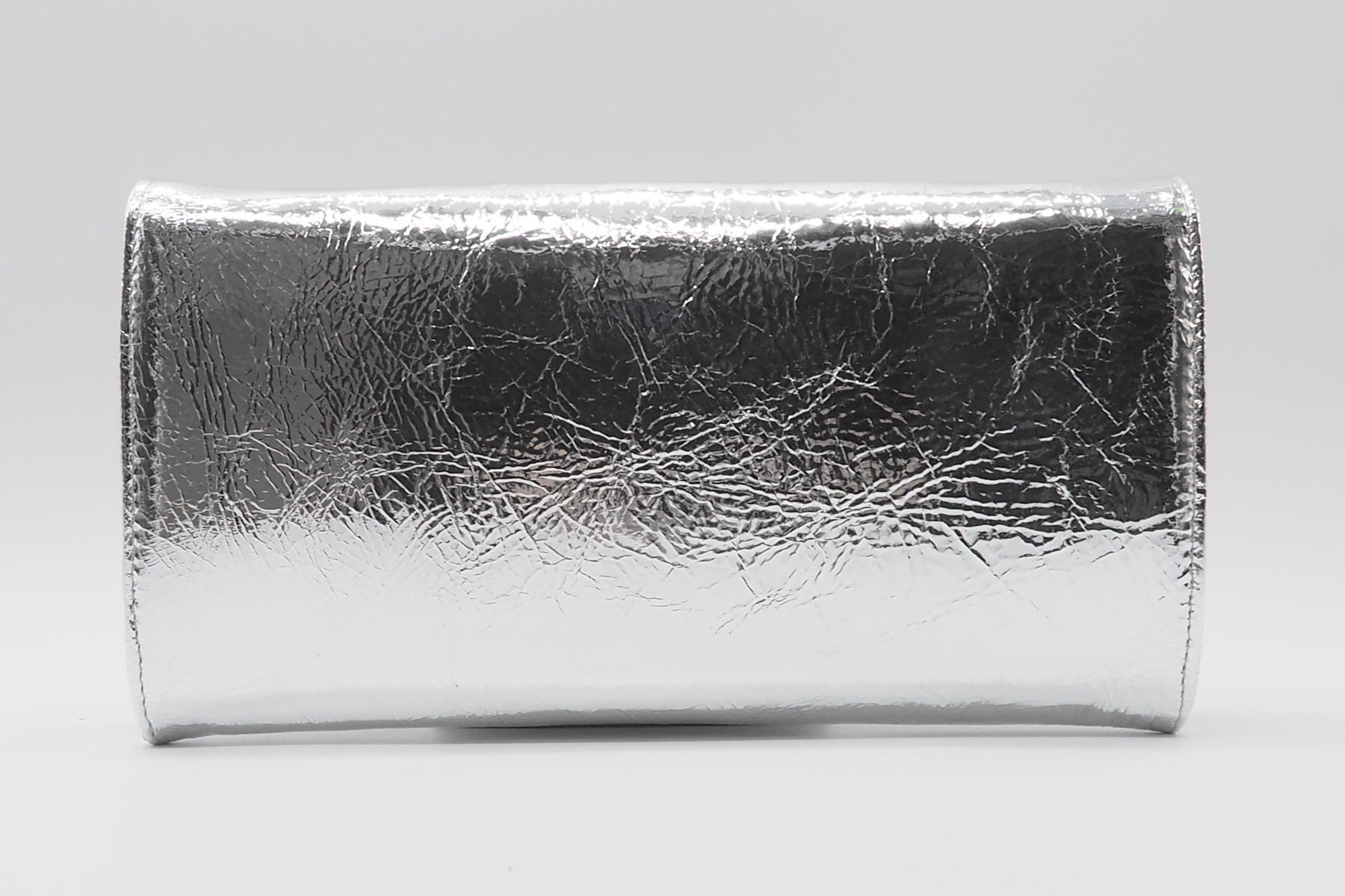 Feine Clutch aus Metallicleder in Silber mit Kette Taschen Clutches Karin