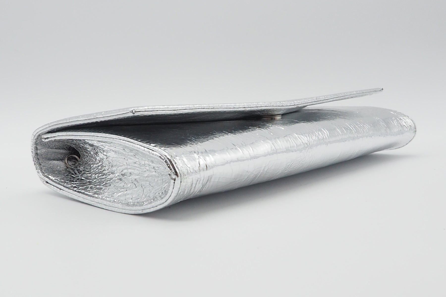 Feine Clutch aus Metallicleder in Silber mit Kette Taschen Clutches Karin