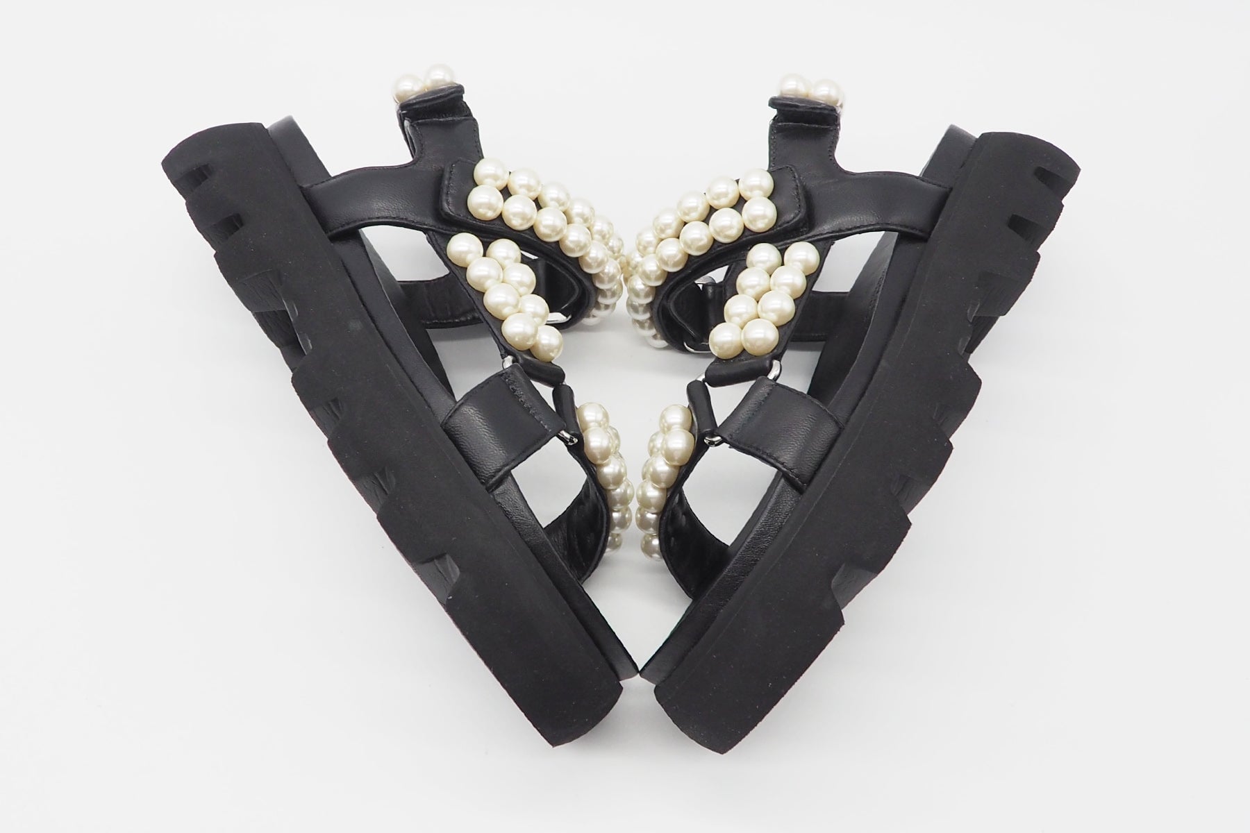 Feine Damen Plateau-Sandale aus Leder in Schwarz mit Perlen - Absatz 5,5cm Damen Sandalen Kennel & Schmenger