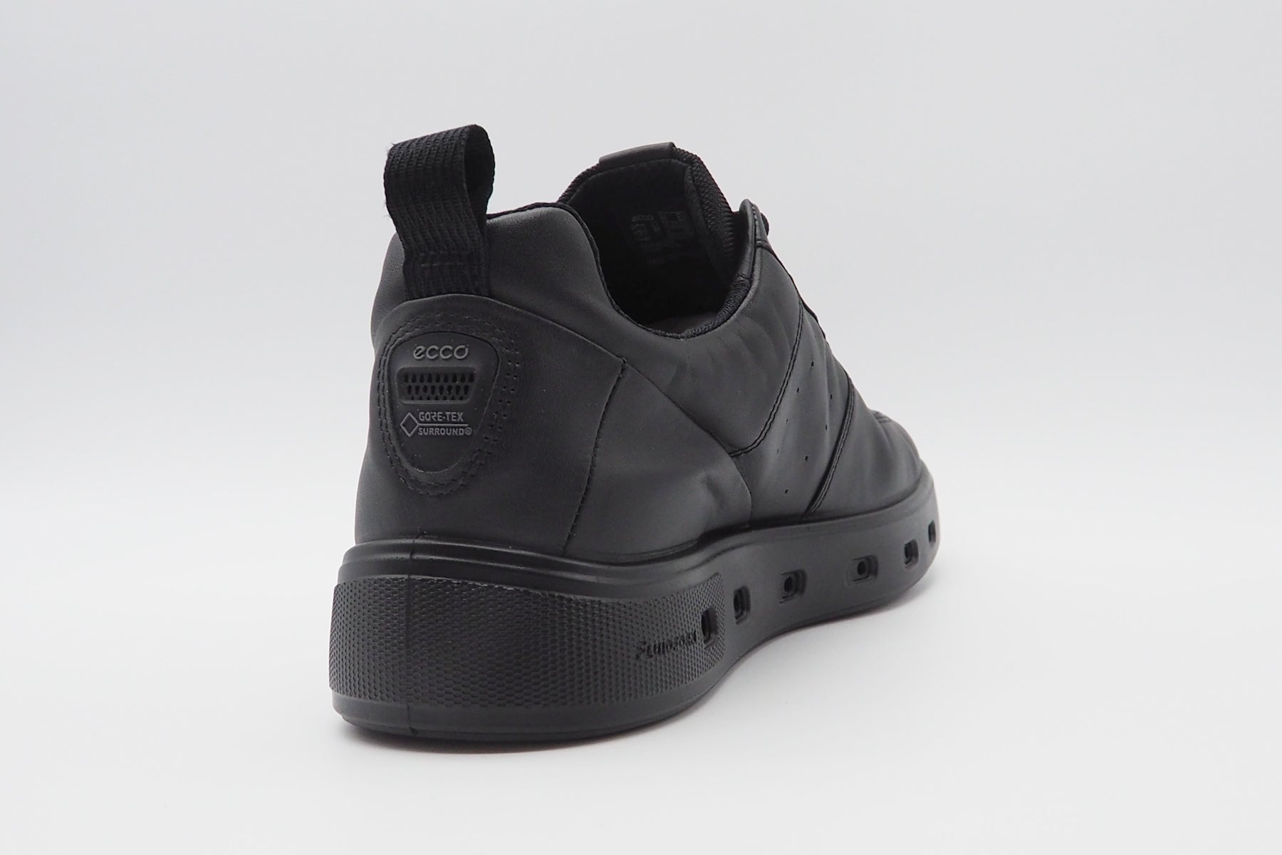 Herren Sneaker aus Leder in Schwarz - GORE-TEX® SURROUND® Herren Sneaker Ecco