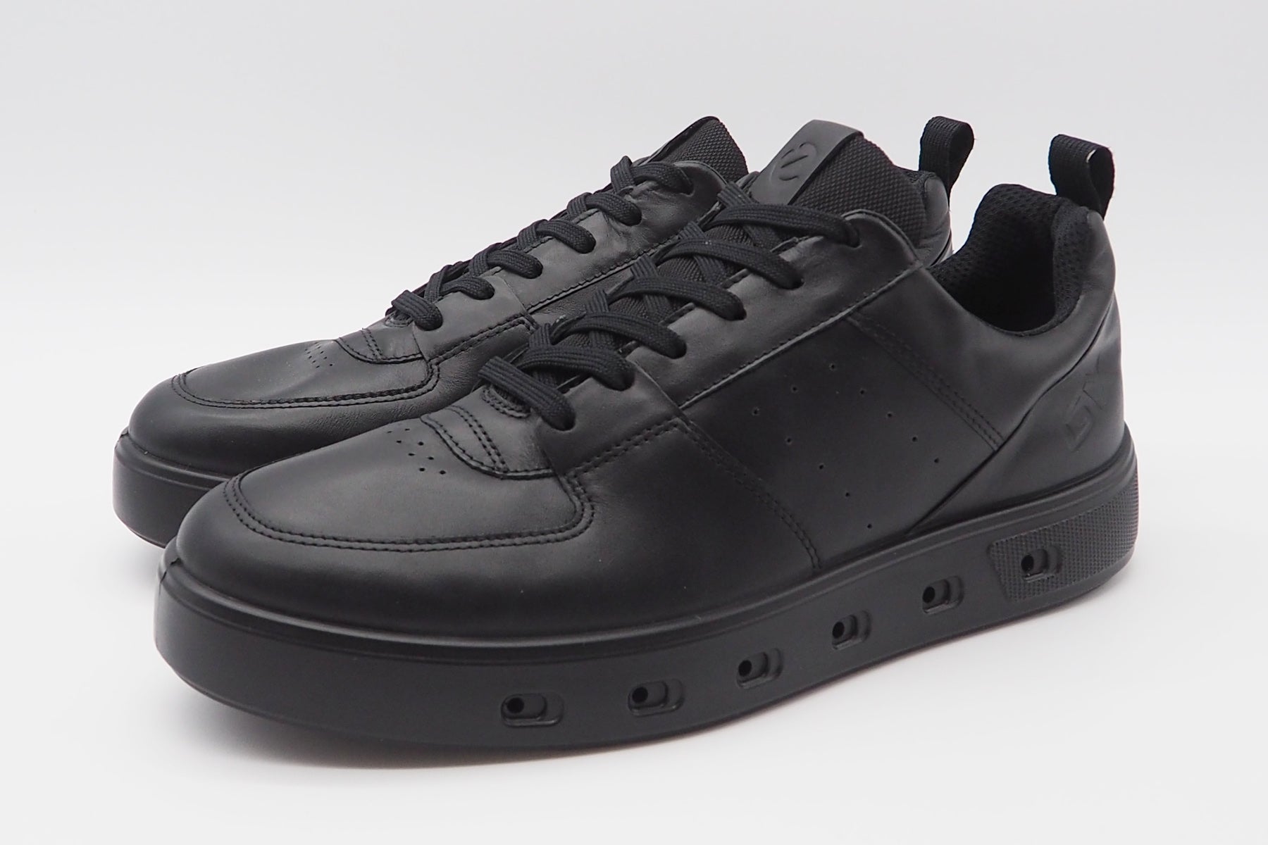 Herren Sneaker aus Leder in Schwarz - GORE-TEX® SURROUND® Herren Sneaker Ecco
