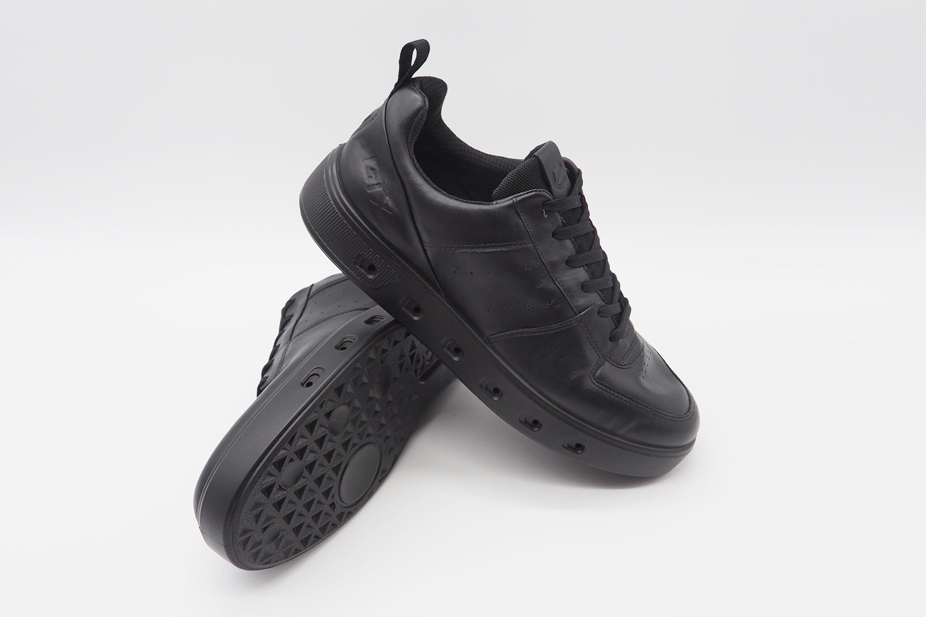 Herren Sneaker aus Leder in Schwarz - GORE-TEX® SURROUND® Herren Sneaker Ecco