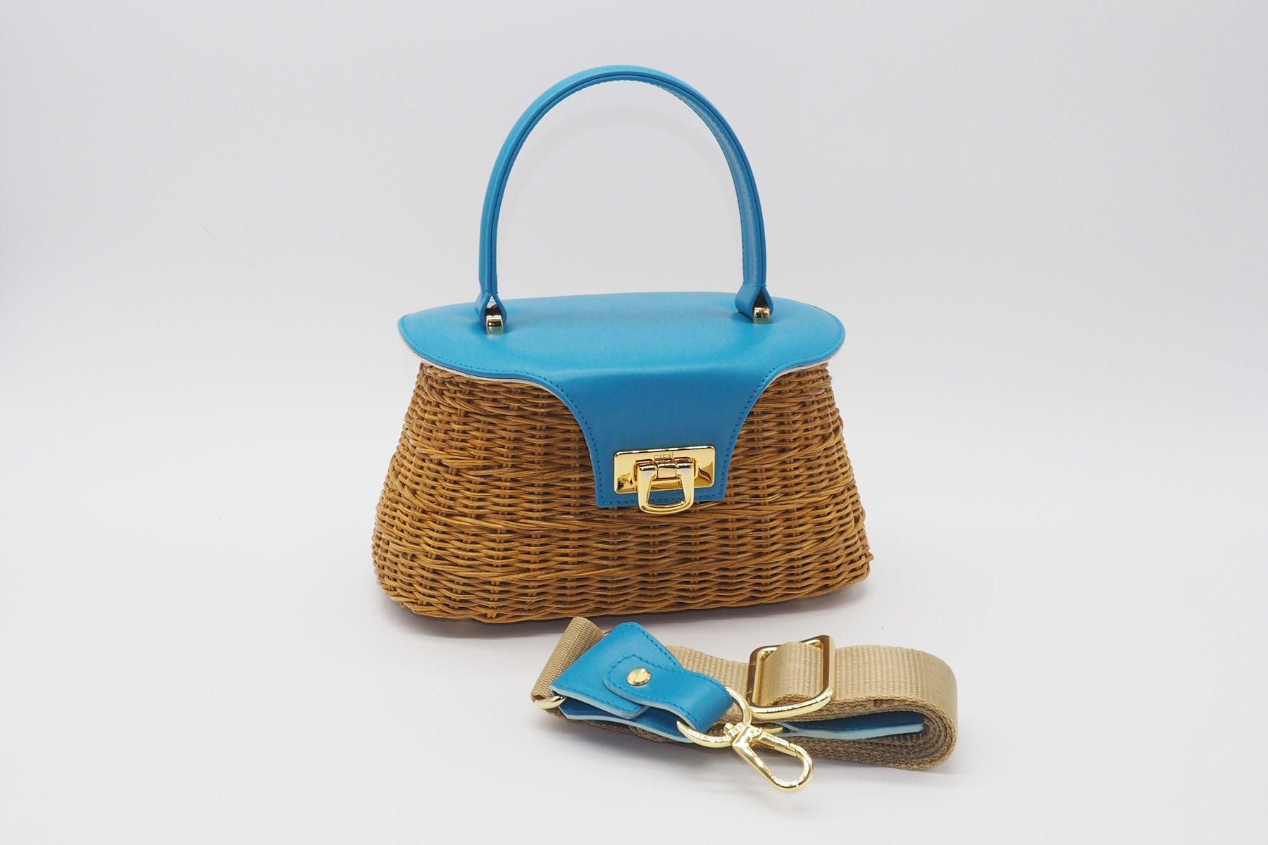 Korbtasche aus handgeflochtener Weide in Braun mit Überschlag aus Leder in Blau Taschen Crossbody & Schultertaschen Capaf