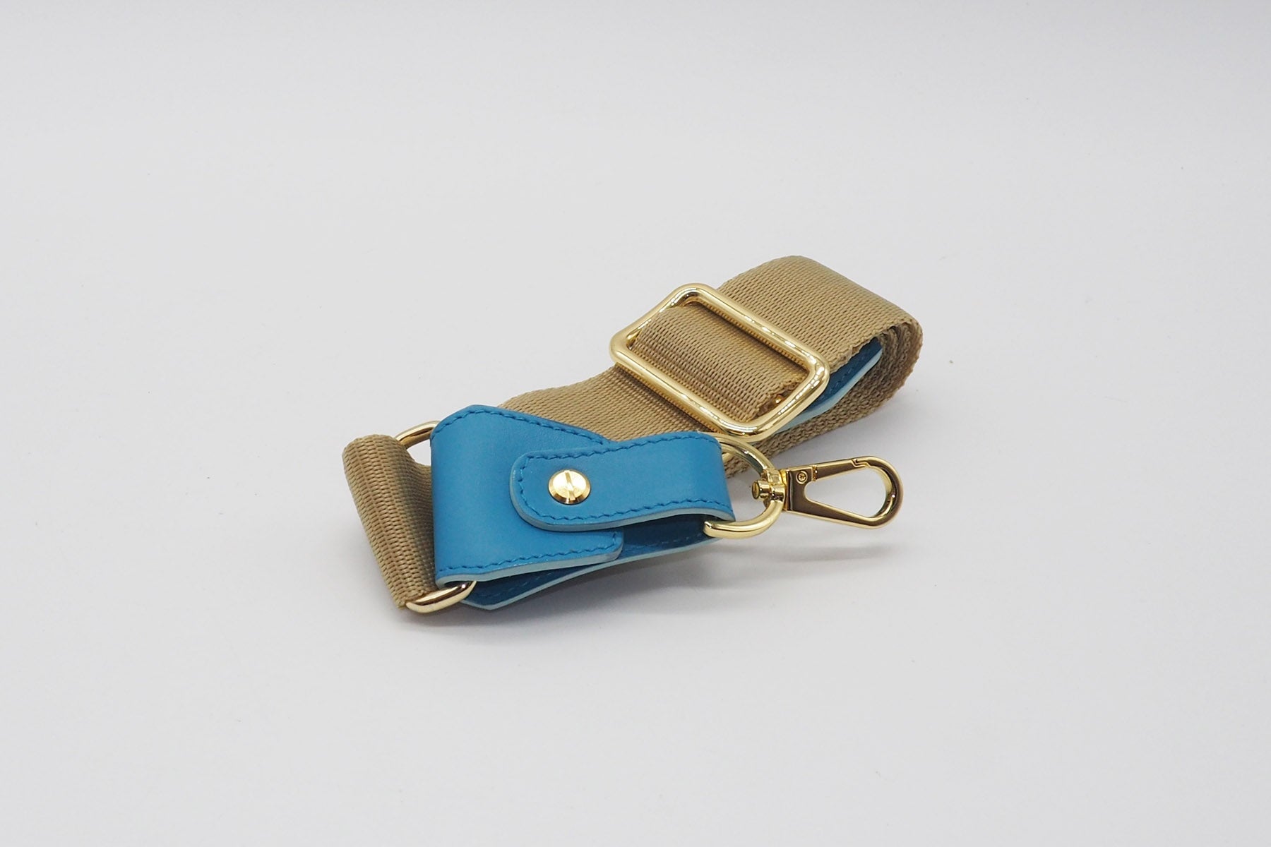 Korbtasche aus handgeflochtener Weide in Braun mit Überschlag aus Leder in Blau Taschen Crossbody & Schultertaschen Capaf