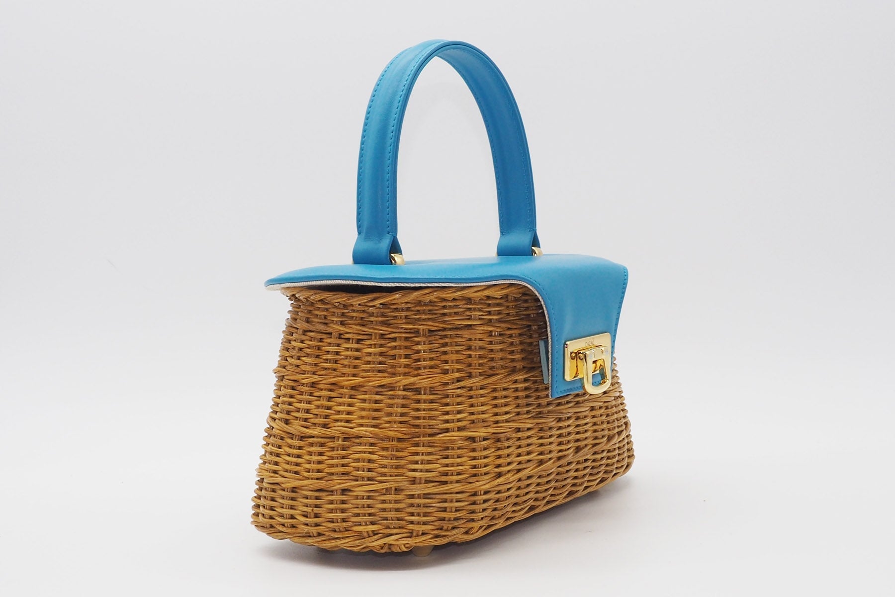 Korbtasche aus handgeflochtener Weide in Braun mit Überschlag aus Leder in Blau Taschen Crossbody & Schultertaschen Capaf