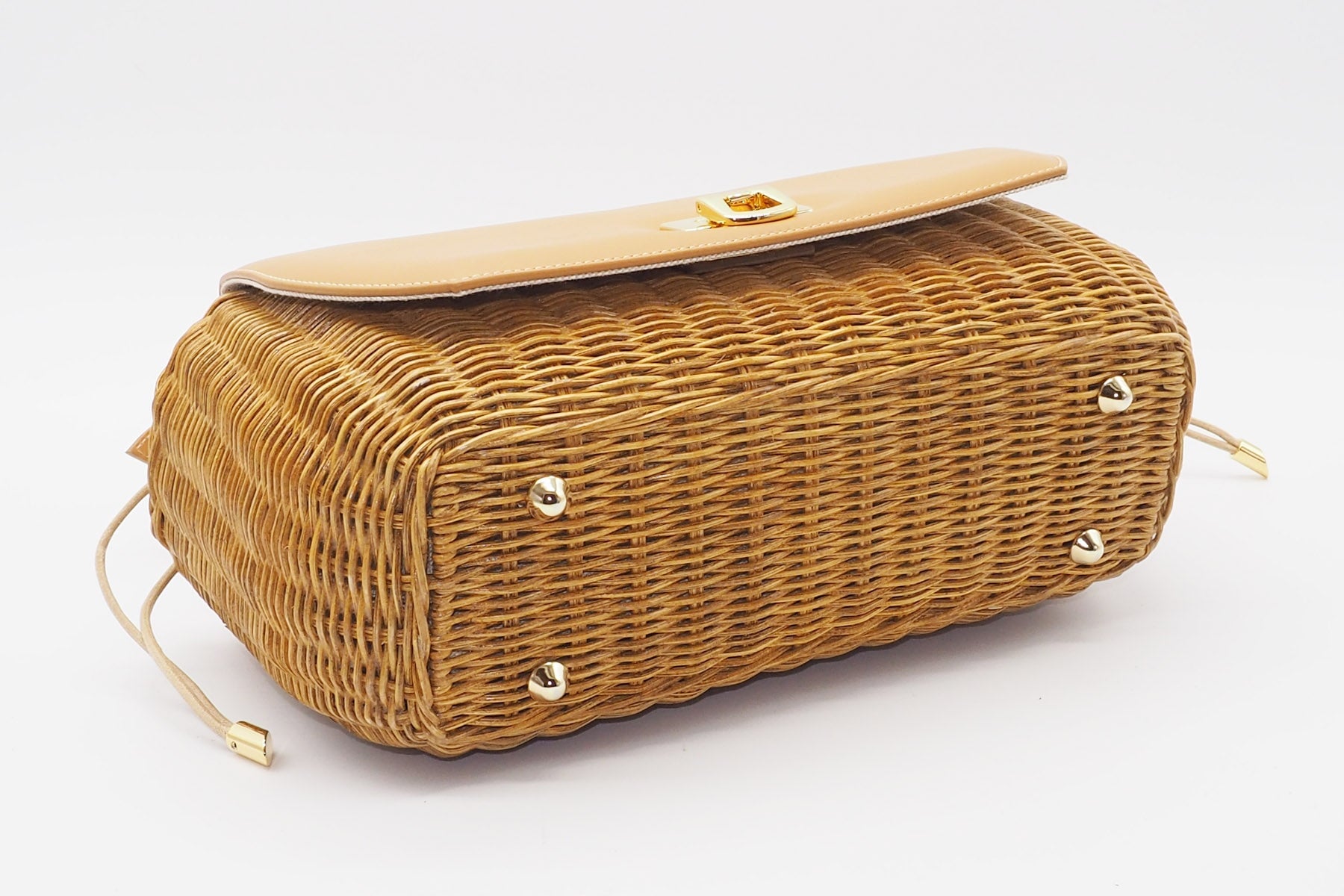 Korbtasche aus handgeflochtener Weide in Natur mit Überschlag aus Leder in Camel Taschen Crossbody & Schultertaschen Capaf