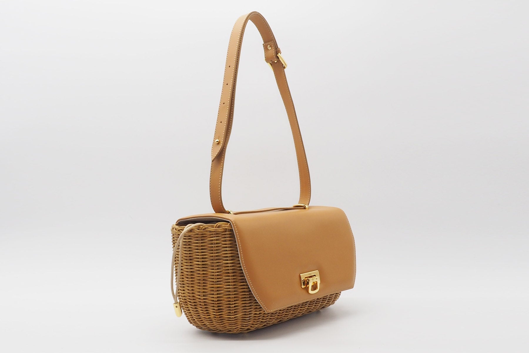 Korbtasche aus handgeflochtener Weide in Natur mit Überschlag aus Leder in Camel Taschen Crossbody & Schultertaschen Capaf