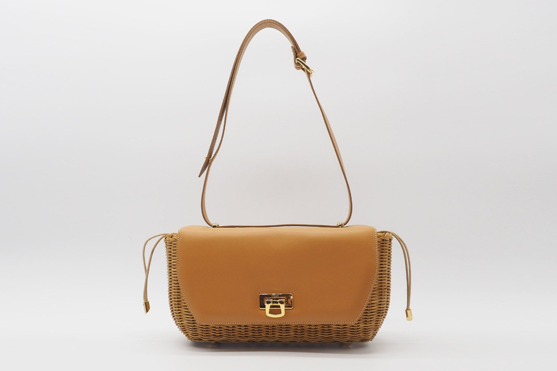 Korbtasche aus handgeflochtener Weide in Natur mit Überschlag aus Leder in Camel Taschen Crossbody & Schultertaschen Capaf