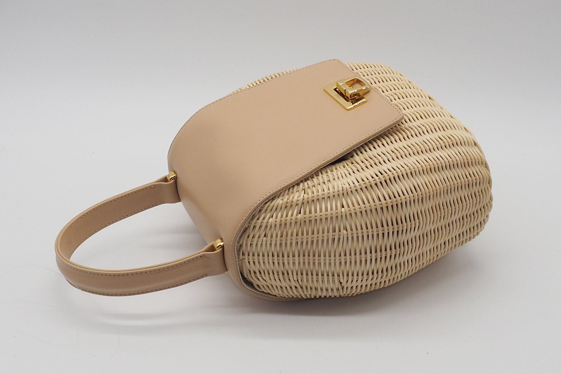 Korbtasche aus handgeflochtener Weide in Natur mit Überschlag aus Leder in Skin Taschen Klein & Chic Capaf