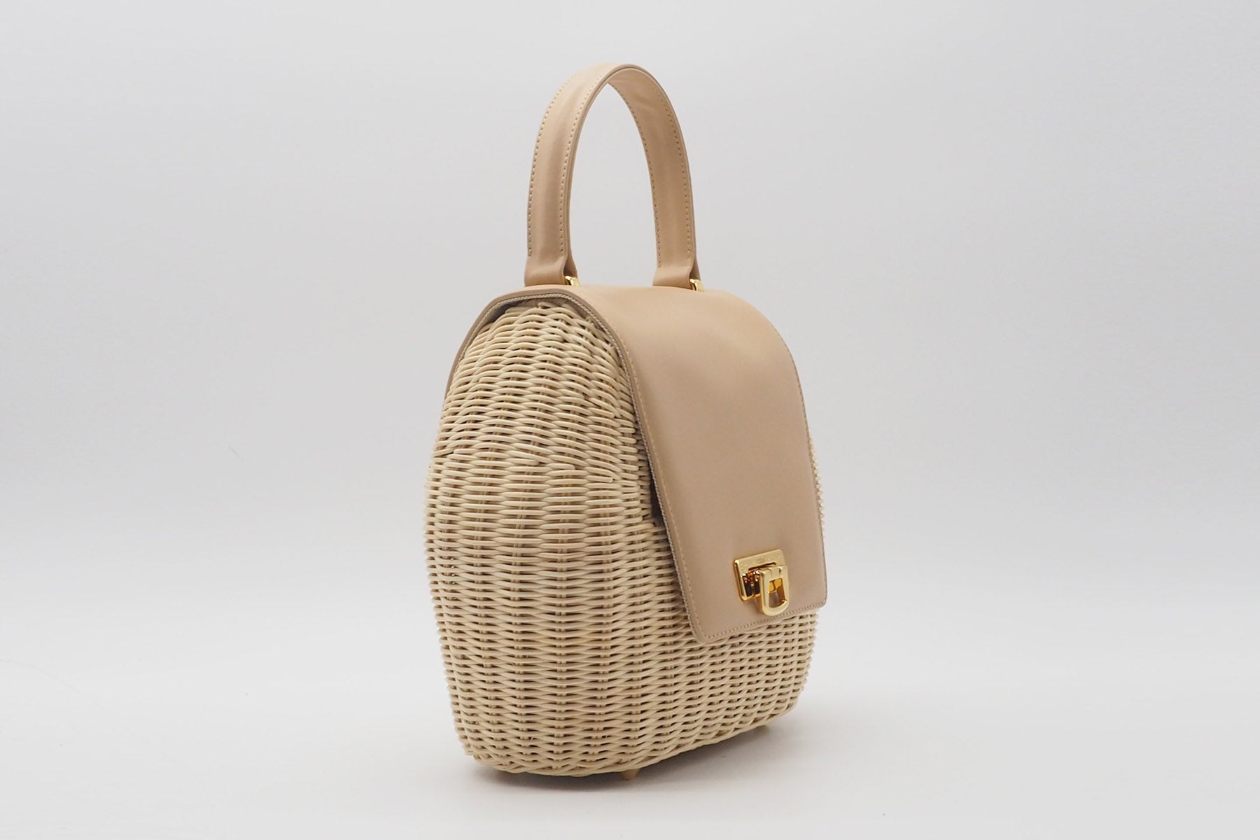 Korbtasche aus handgeflochtener Weide in Natur mit Überschlag aus Leder in Skin Taschen Klein & Chic Capaf