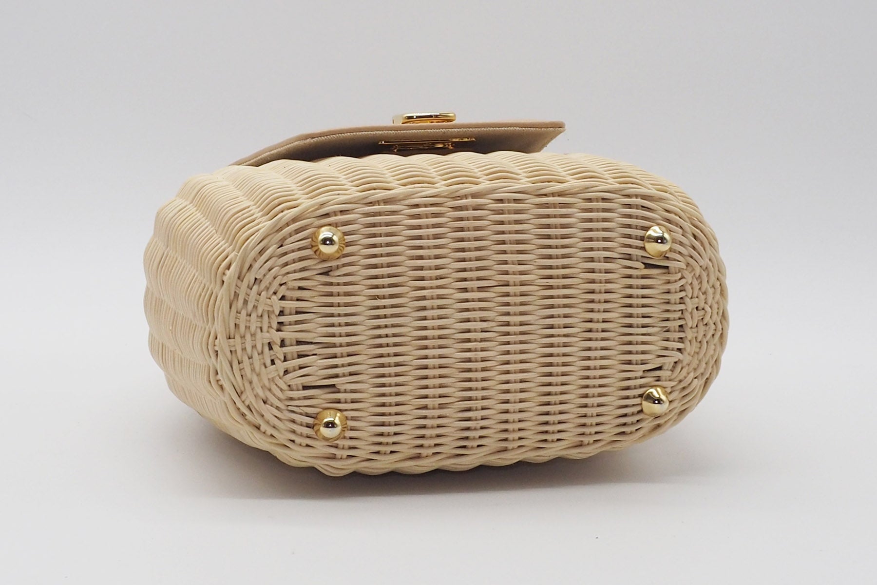 Korbtasche aus handgeflochtener Weide in Natur mit Überschlag aus Leder in Skin Taschen Klein & Chic Capaf