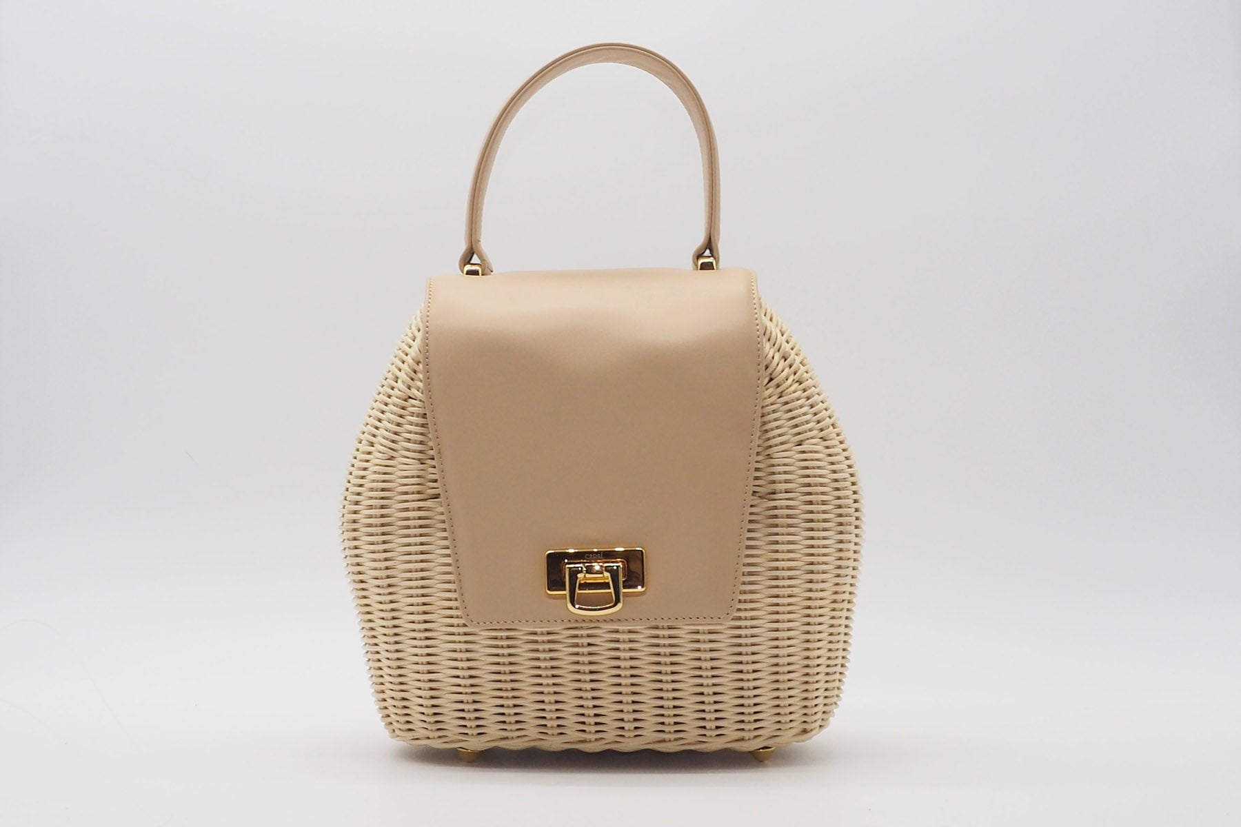 Korbtasche aus handgeflochtener Weide in Natur mit Überschlag aus Leder in Skin Taschen Klein & Chic Capaf