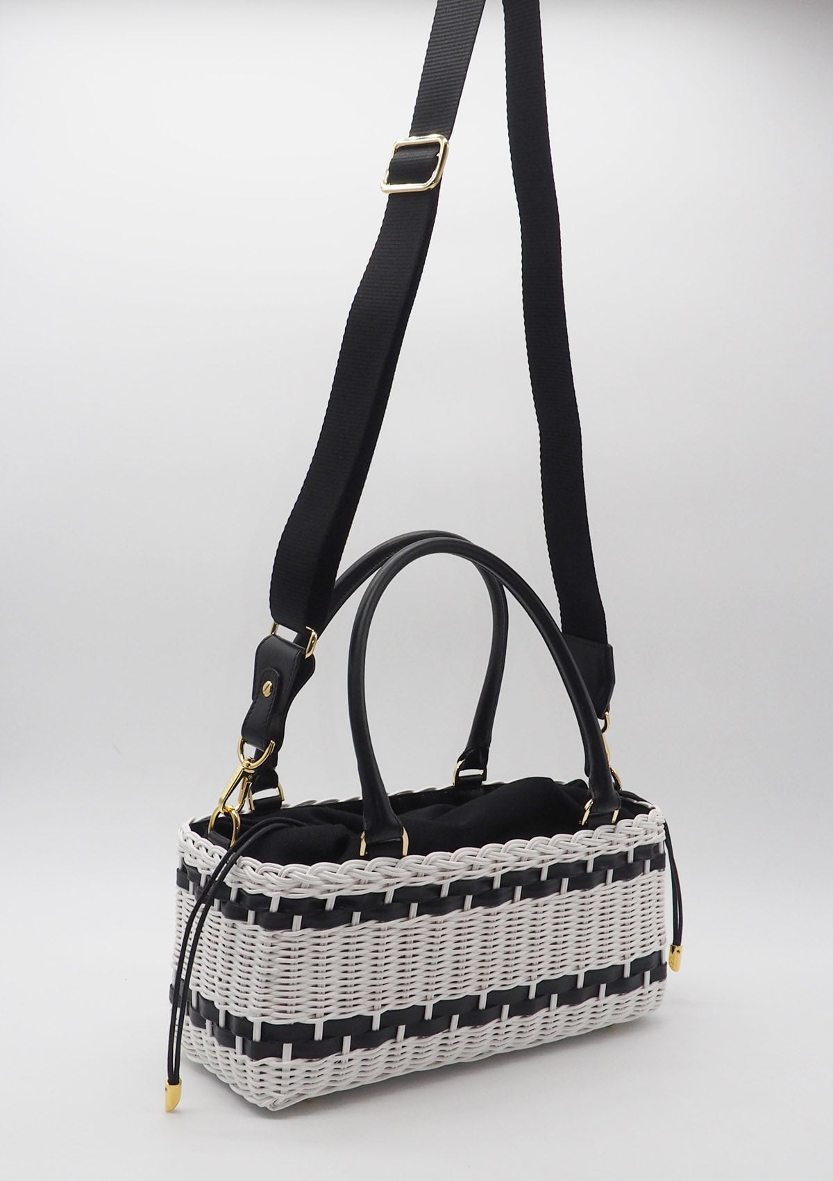 Korbtasche aus handgeflochtener Weide & Leder in Weiß & Schwarz Taschen Crossbody & Schultertaschen Capaf