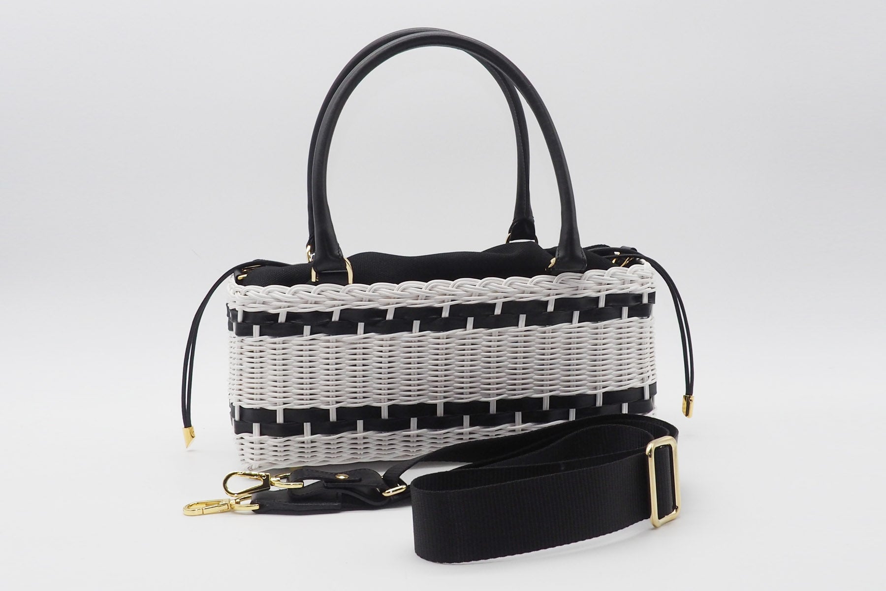 Korbtasche aus handgeflochtener Weide & Leder in Weiß & Schwarz Taschen Crossbody & Schultertaschen Capaf