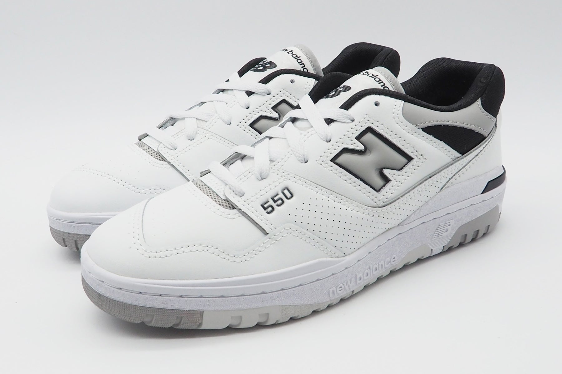 Lässiger Herren Sneaker BB550NCL aus Leder in Weiß & Schwarz Herren Sneaker New Balance