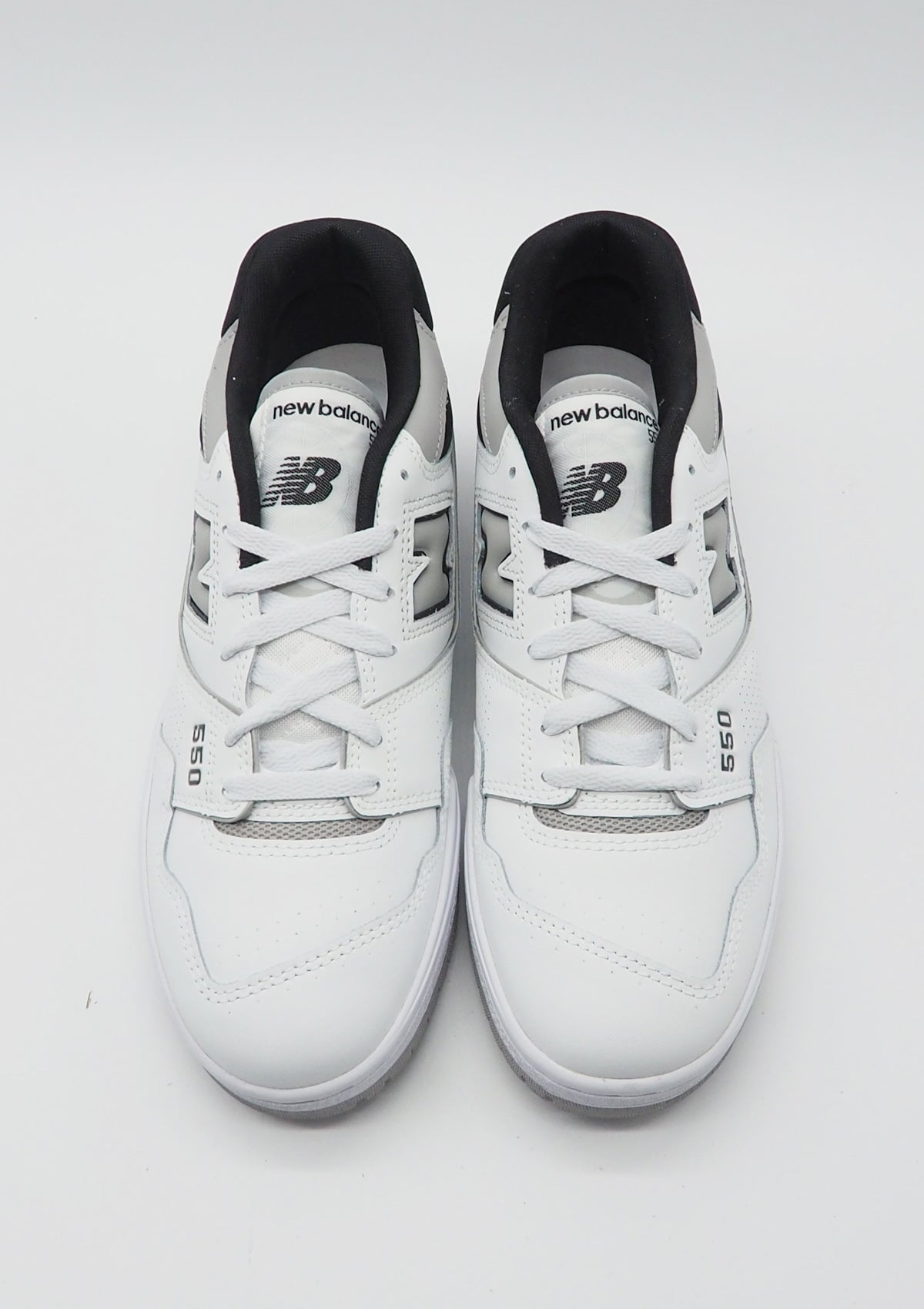 Lässiger Herren Sneaker BB550NCL aus Leder in Weiß & Schwarz Herren Sneaker New Balance