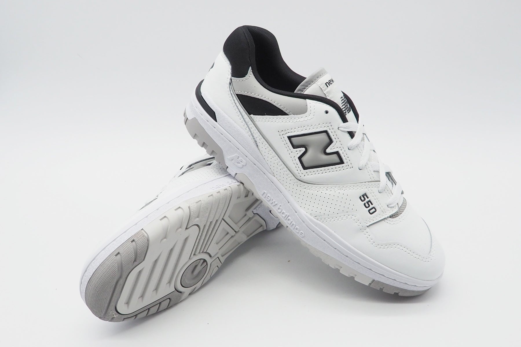 Lässiger Herren Sneaker BB550NCL aus Leder in Weiß & Schwarz Herren Sneaker New Balance