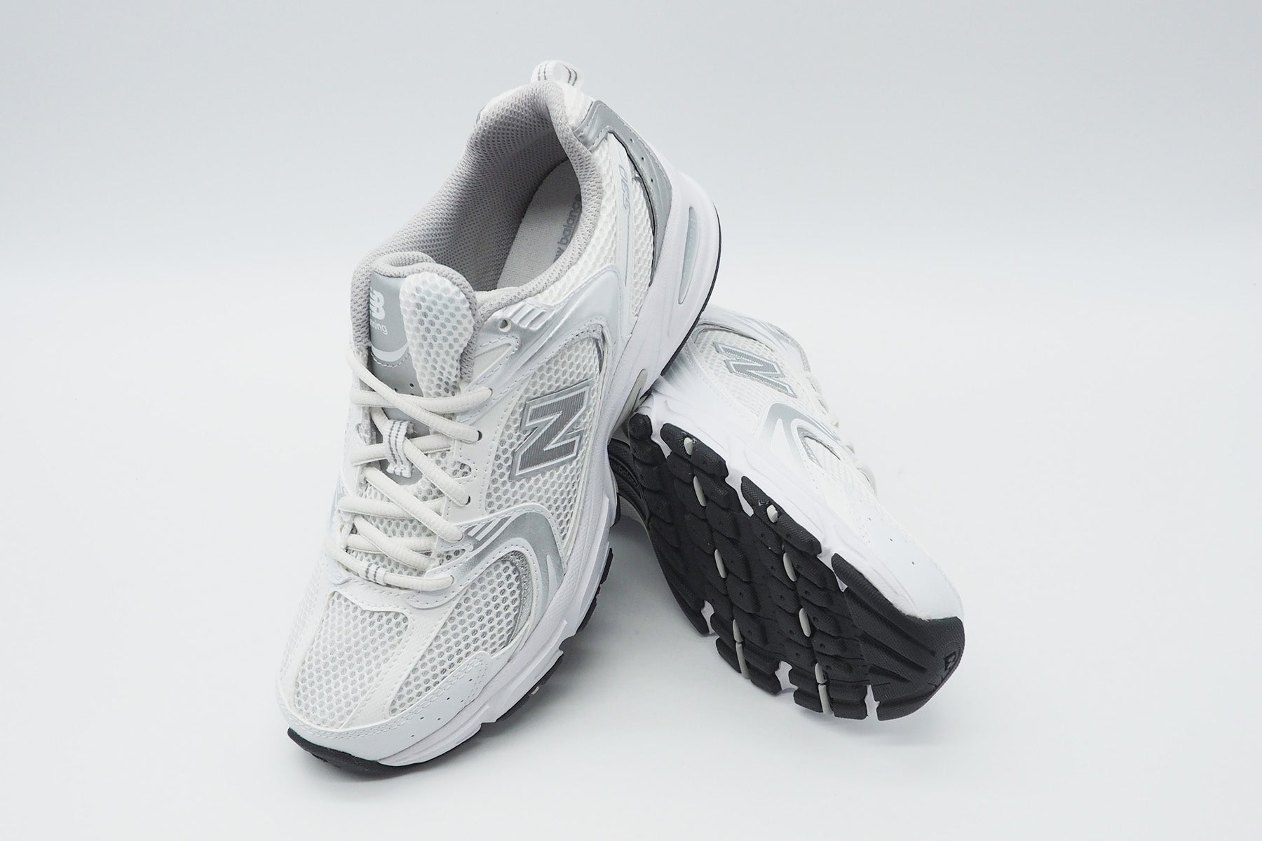 "Limited Edition" Unisex Sneaker MR530EMA aus Mesh in Weiß & Silber - Running Course Damen Sneaker New Balance