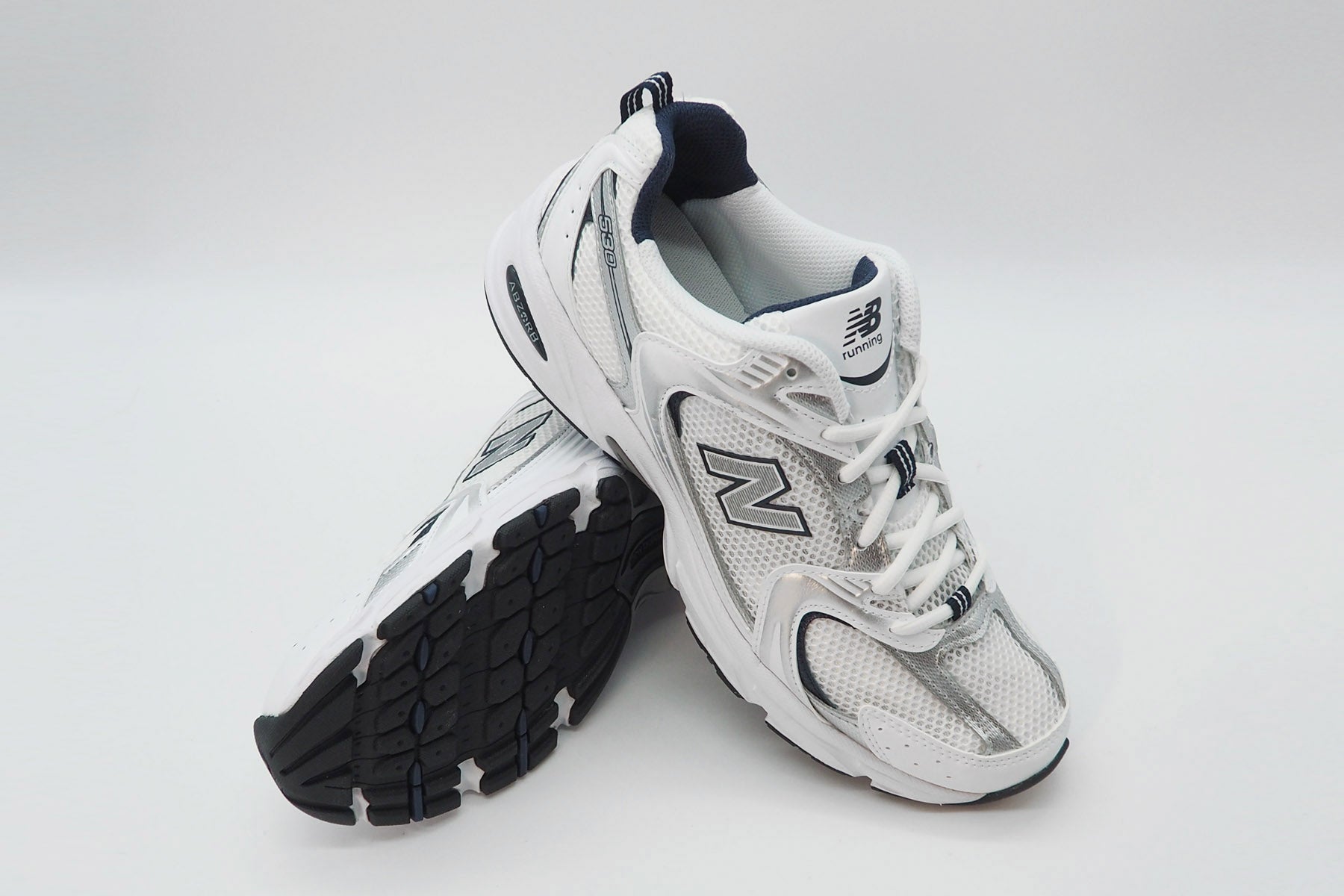 "Limited Edition" Unisex Sneaker MR530SG aus Mesh in Weiß, Navy & Silber - Running Course Herren Sneaker New Balance