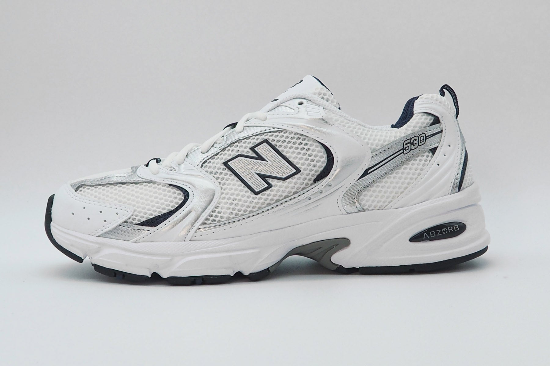 "Limited Edition" Unisex Sneaker MR530SG aus Mesh in Weiß, Navy & Silber - Running Course Herren Sneaker New Balance