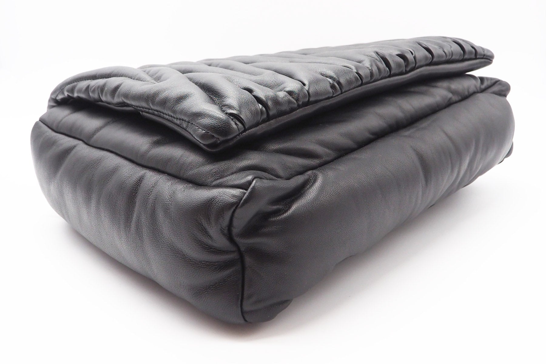 Schultertasche aus Leder in Schwarz mit Kette Taschen Crossbody & Schultertaschen Vic Matié