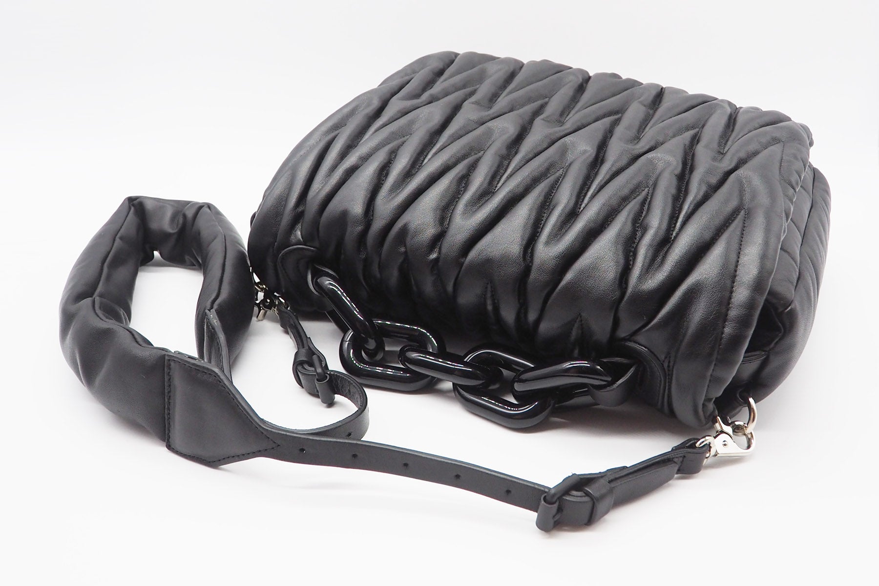 Schultertasche aus Leder in Schwarz mit Kette Taschen Crossbody & Schultertaschen Vic Matié