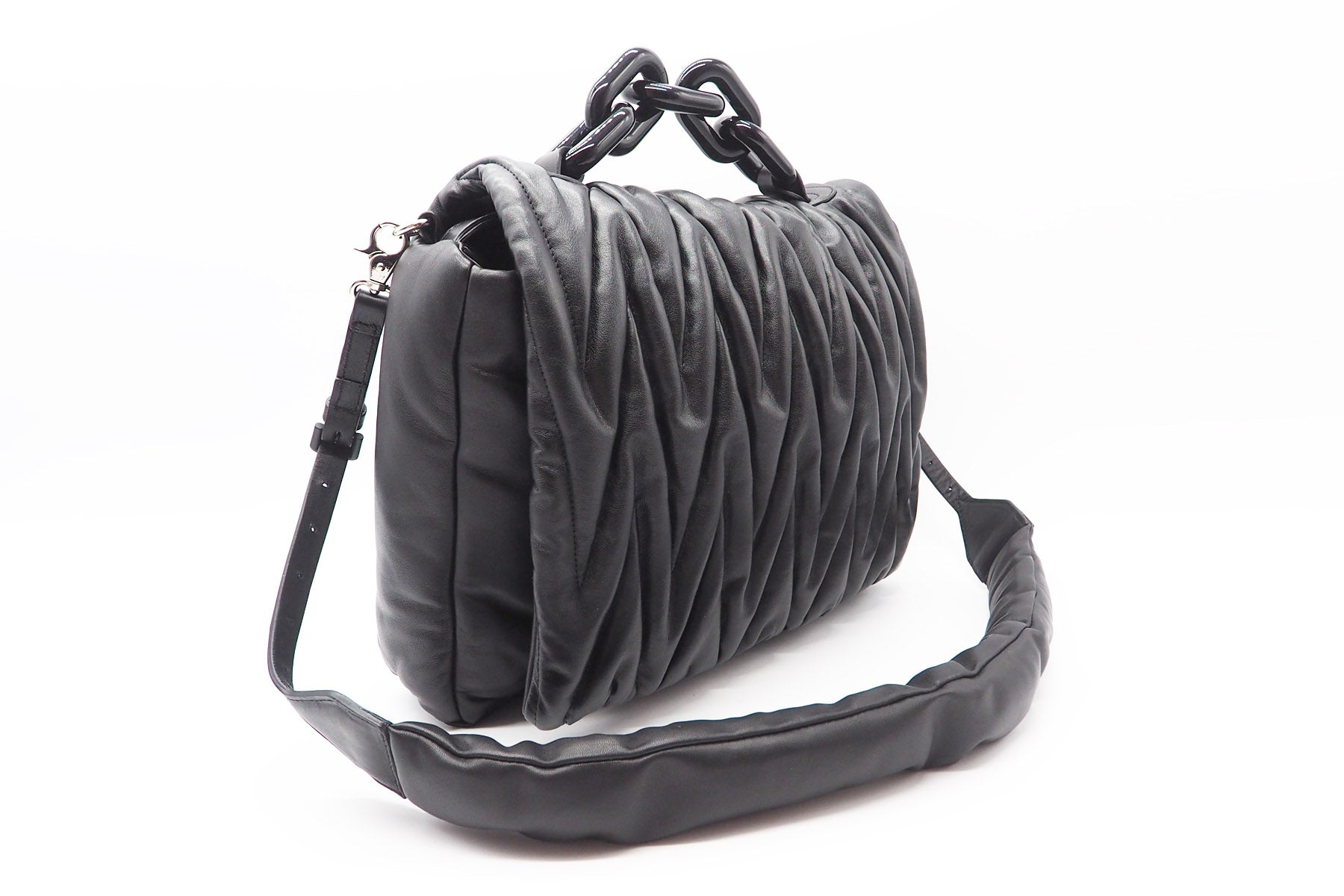 Schultertasche aus Leder in Schwarz mit Kette Taschen Crossbody & Schultertaschen Vic Matié