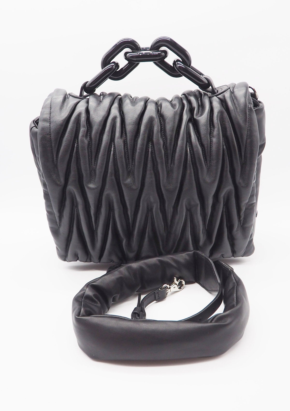 Schultertasche aus Leder in Schwarz mit Kette Taschen Crossbody & Schultertaschen Vic Matié