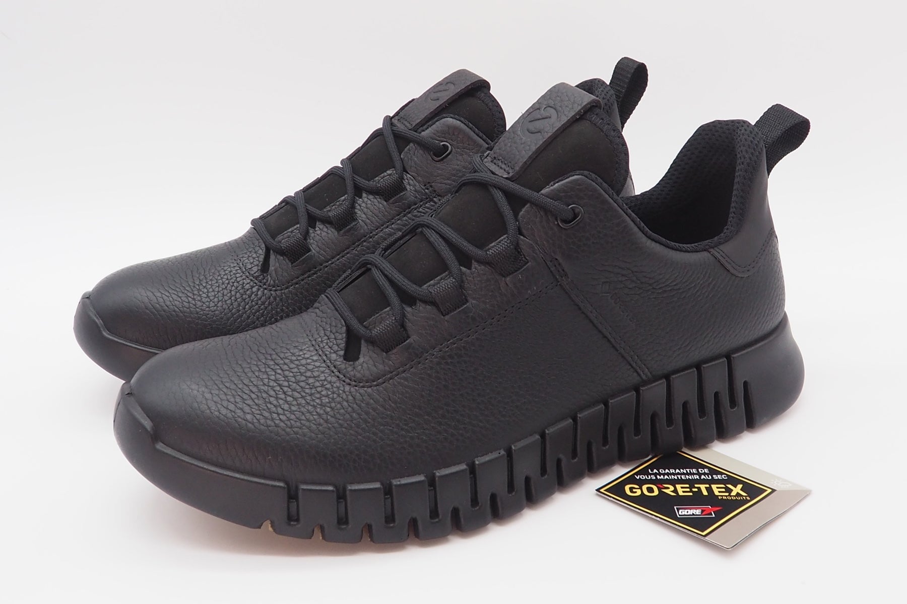 Sportive Herren Sneaker aus Leder in Schwarz - Gruuv - Gere-Tex Herren Sneaker Ecco