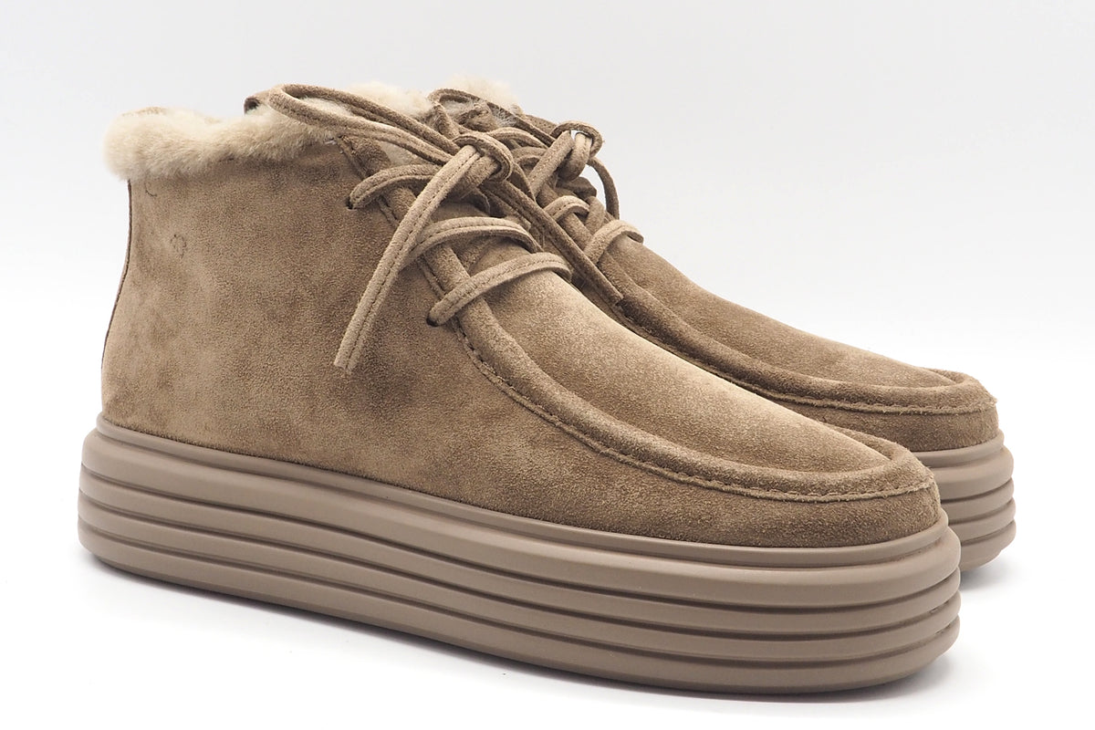 Damen Schnürboot aus Veloursleder in Carmel mit Lammfellfutter & Moccassinnaht