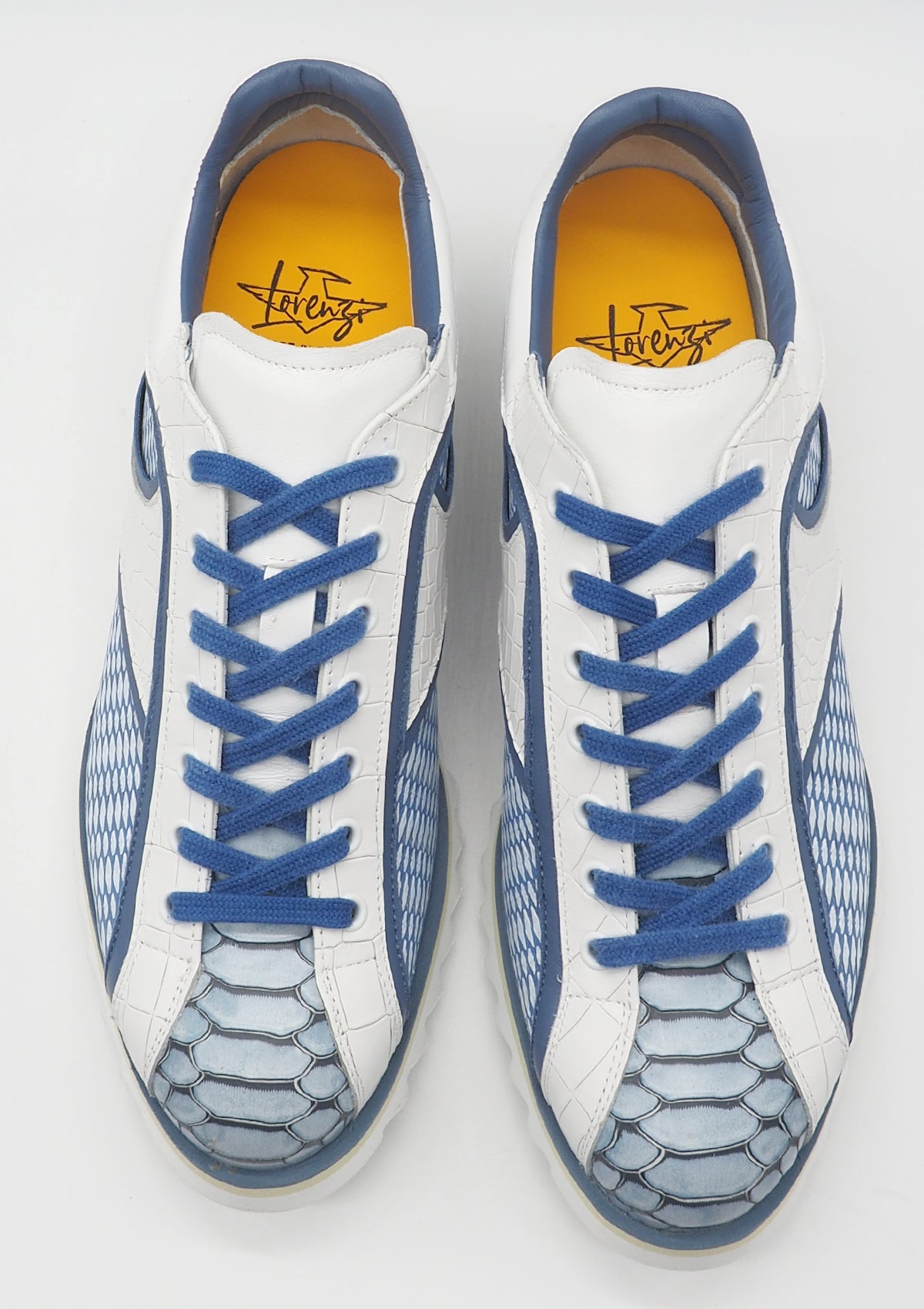 Extravaganter Herren Sneaker aus Leder in Weiß und Royalblau mit edler Prägung