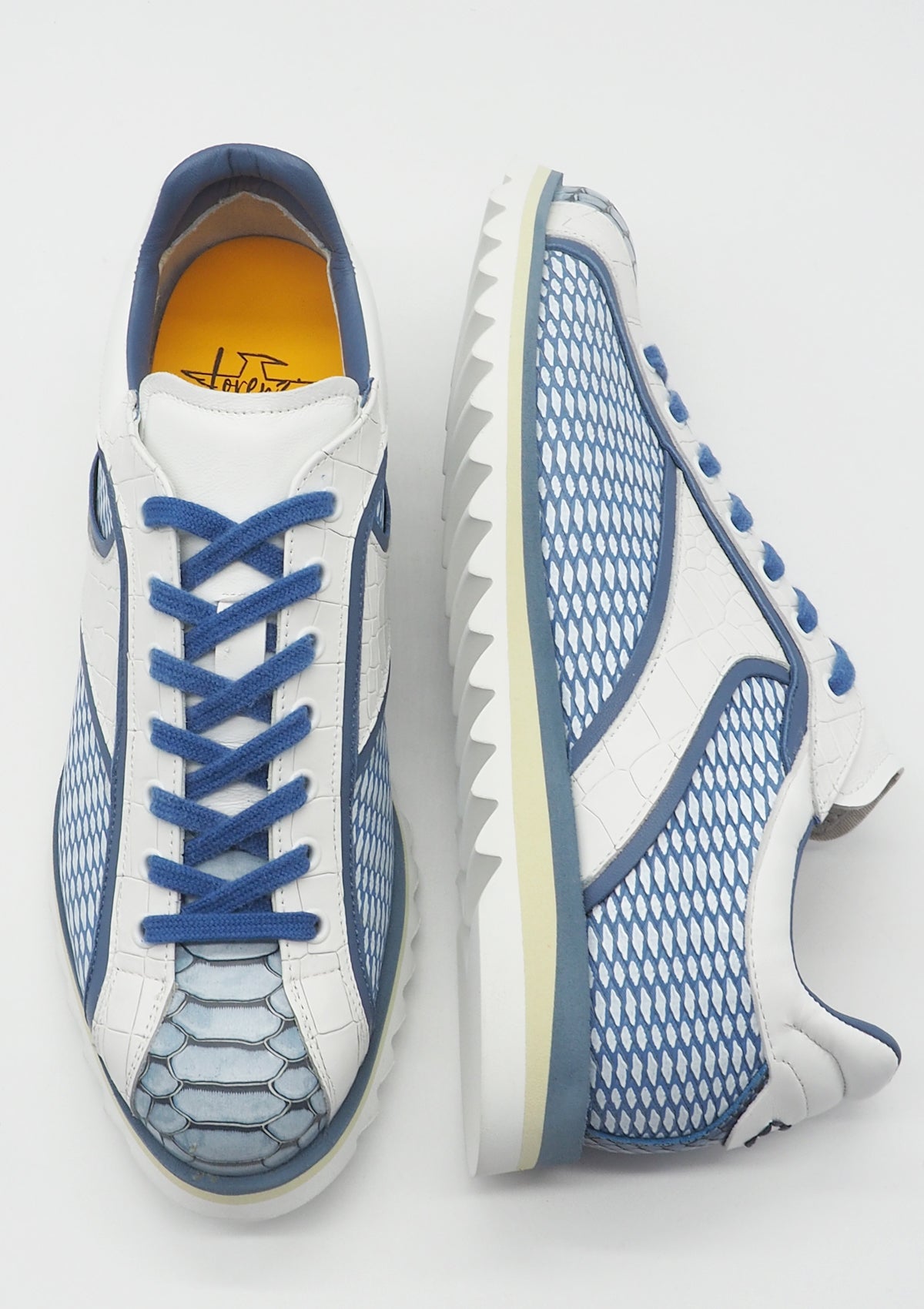 Extravaganter Herren Sneaker aus Leder in Weiß und Royalblau mit edler Prägung