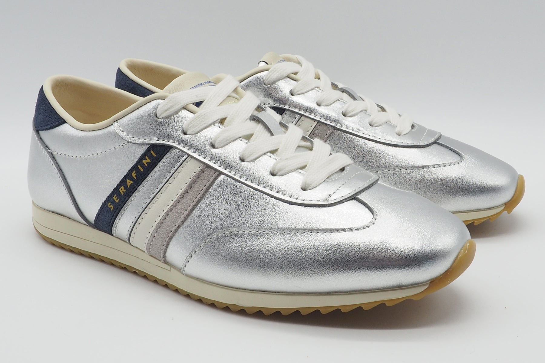 Cooler Damen Sneaker im Retrostil aus Leder in Silber mit Streifen Damen Sneaker Serafini 