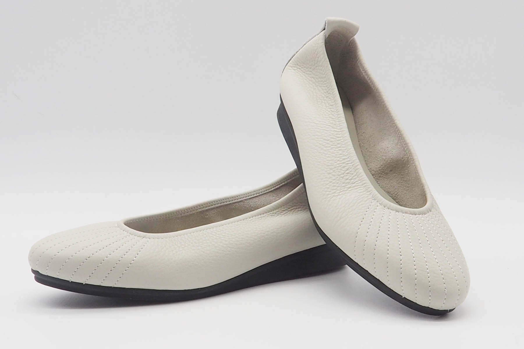 Damen Ballerina aus Nubukleder in Offwhite mit Naturkautschuksohle - Nikako Damen Ballerinas Arche 