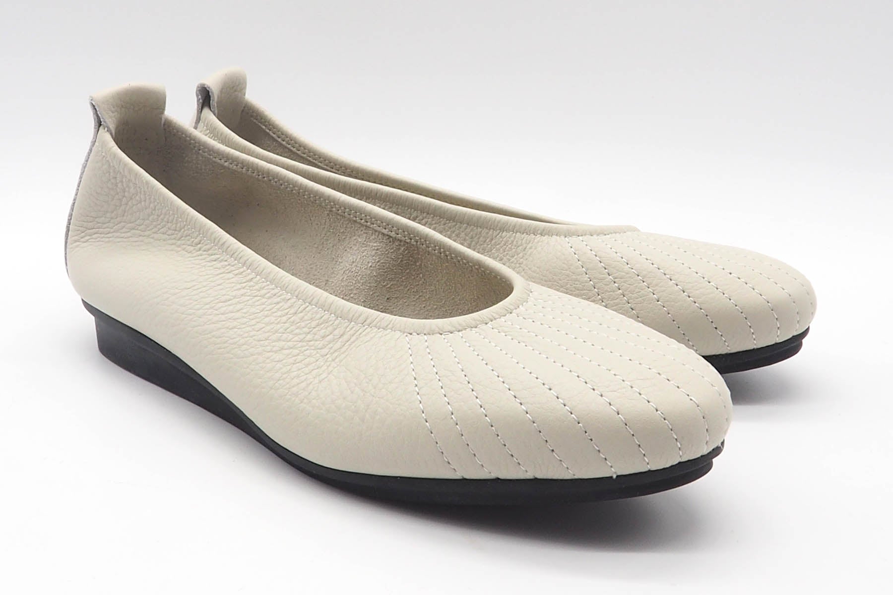 Damen Ballerina aus Nubukleder in Offwhite mit Naturkautschuksohle - Nikako Damen Ballerinas Arche 